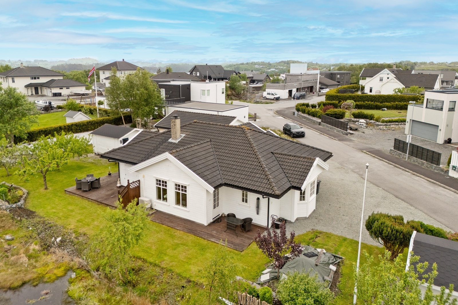 fint platting som omkranser deler av huset Galleribilde