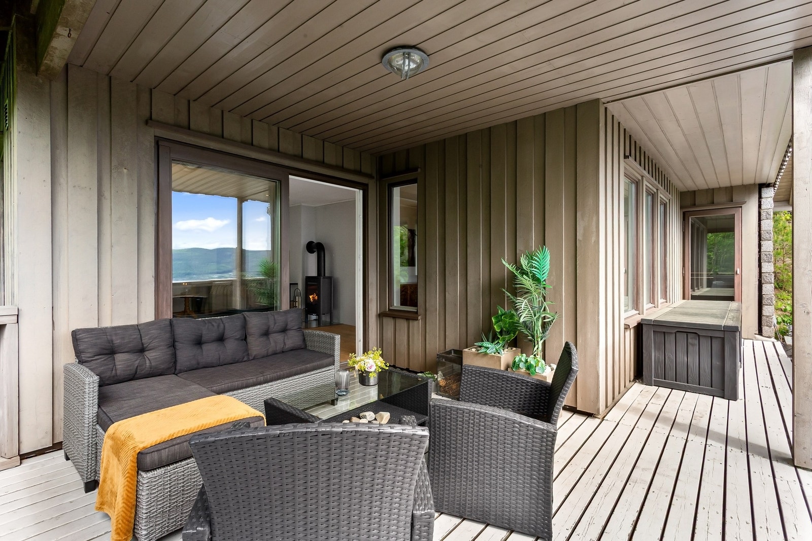 Delvis overbygget terrasse på 71 kvm (over to nivåer), med god plass til flere utesoner. Galleribilde