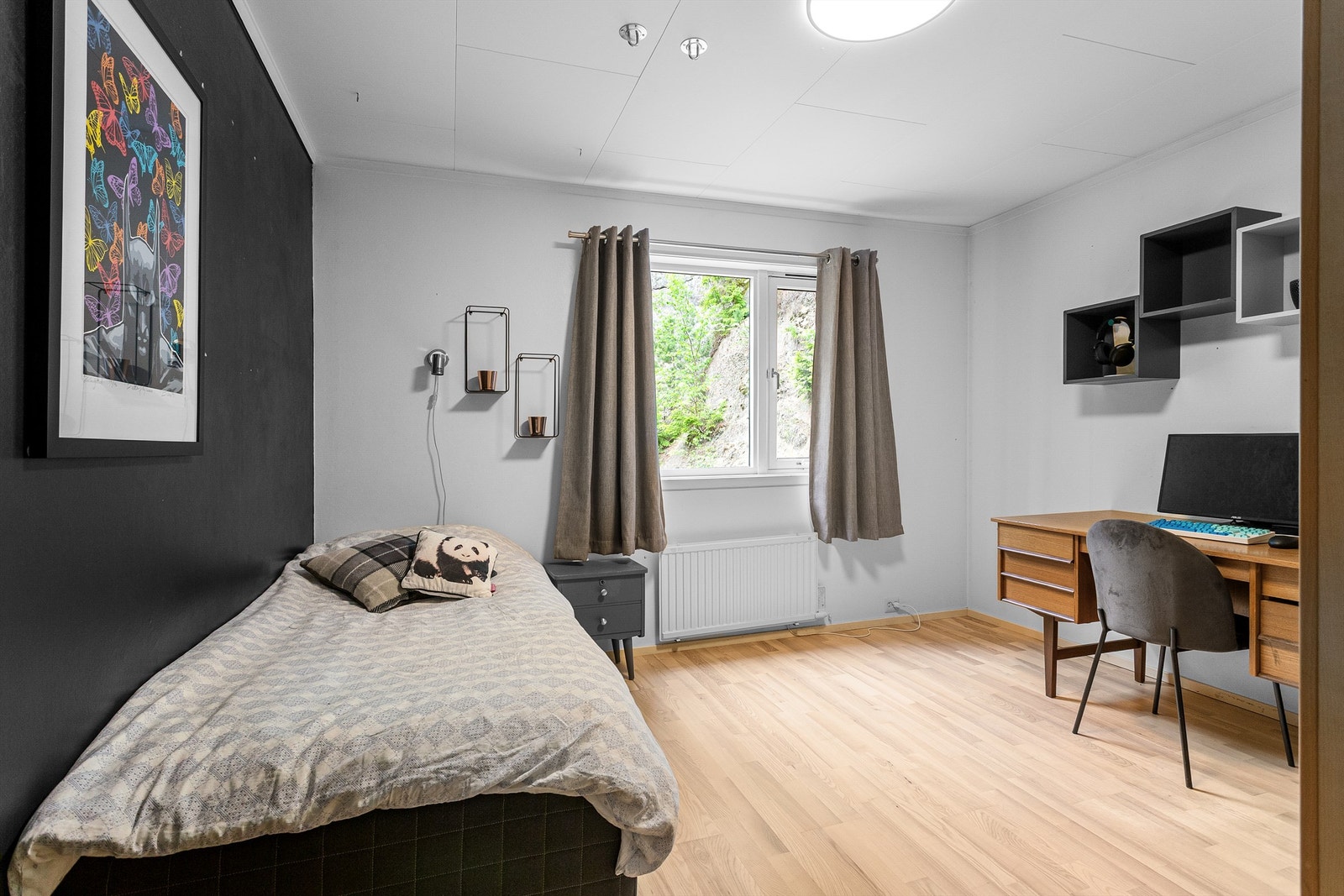 Det andre soverommet i etasjen er romslig og egner seg godt som barnerom, gjesterom eller kontor. Galleribilde
