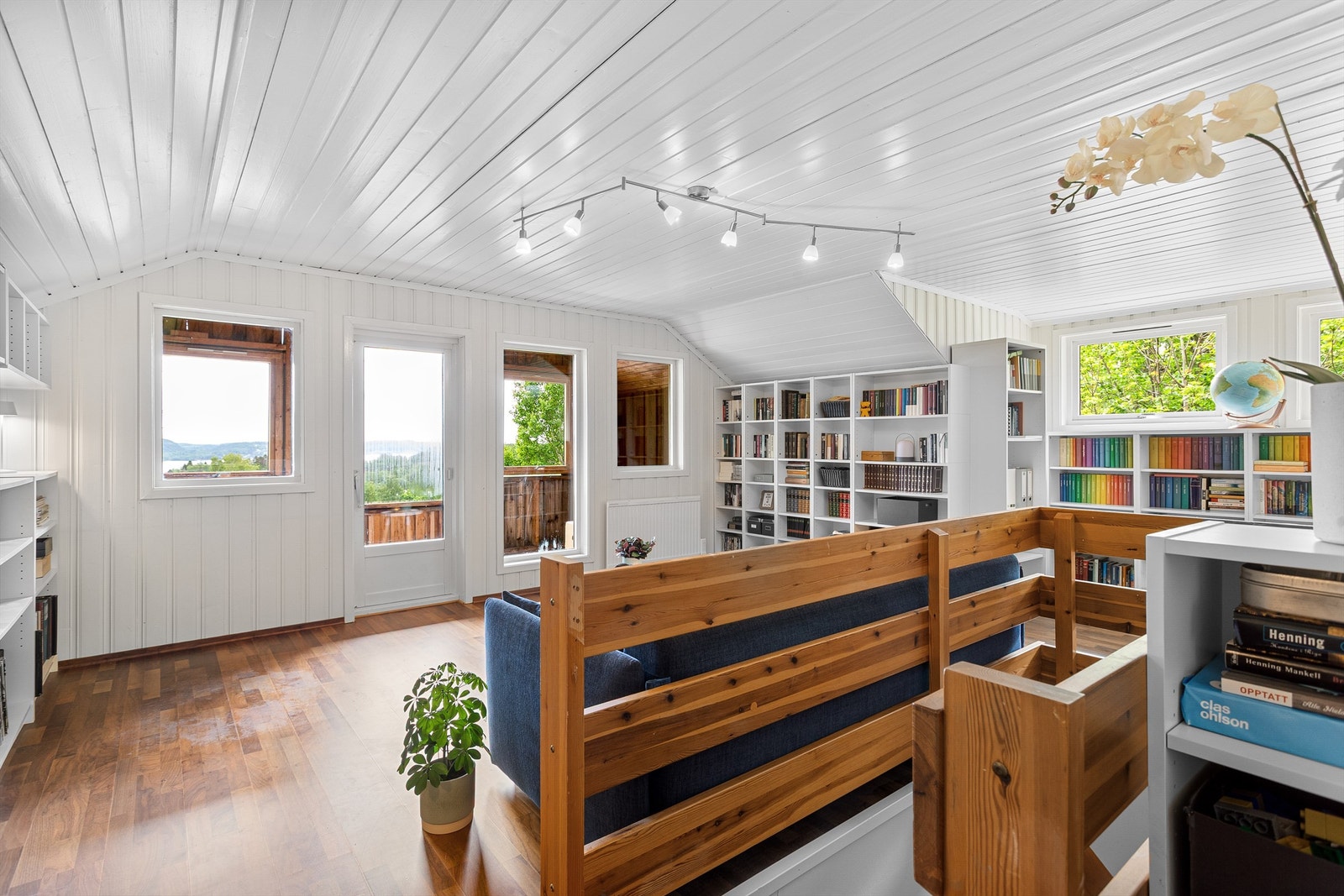 Loftstuen i andre etasje har utgang til egen balkong med flott utsikt over fjorden. Rommet er ikke bruksendret/omsøkt. Galleribilde