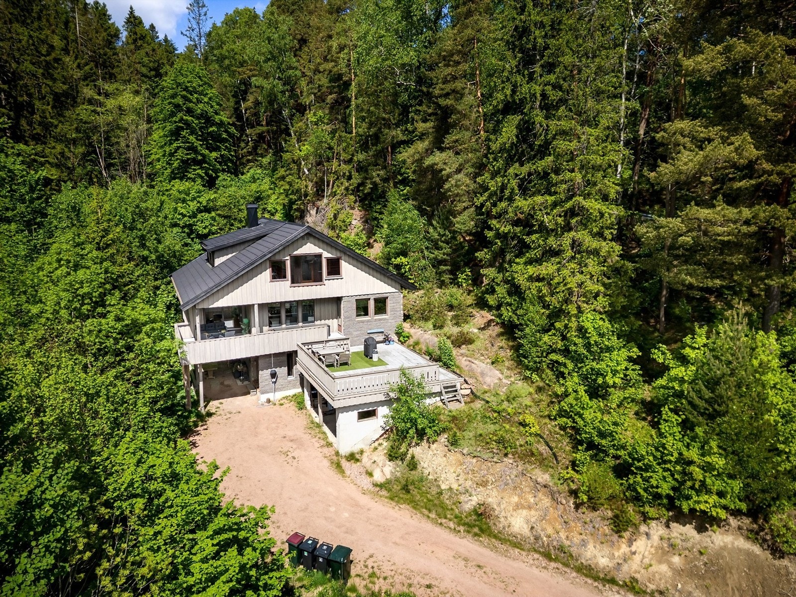 Parkering i dobbelcarport (opprinnelig byggemeldt som garasje). Montert lader for el-bil i 2018 på husveggen. Galleribilde