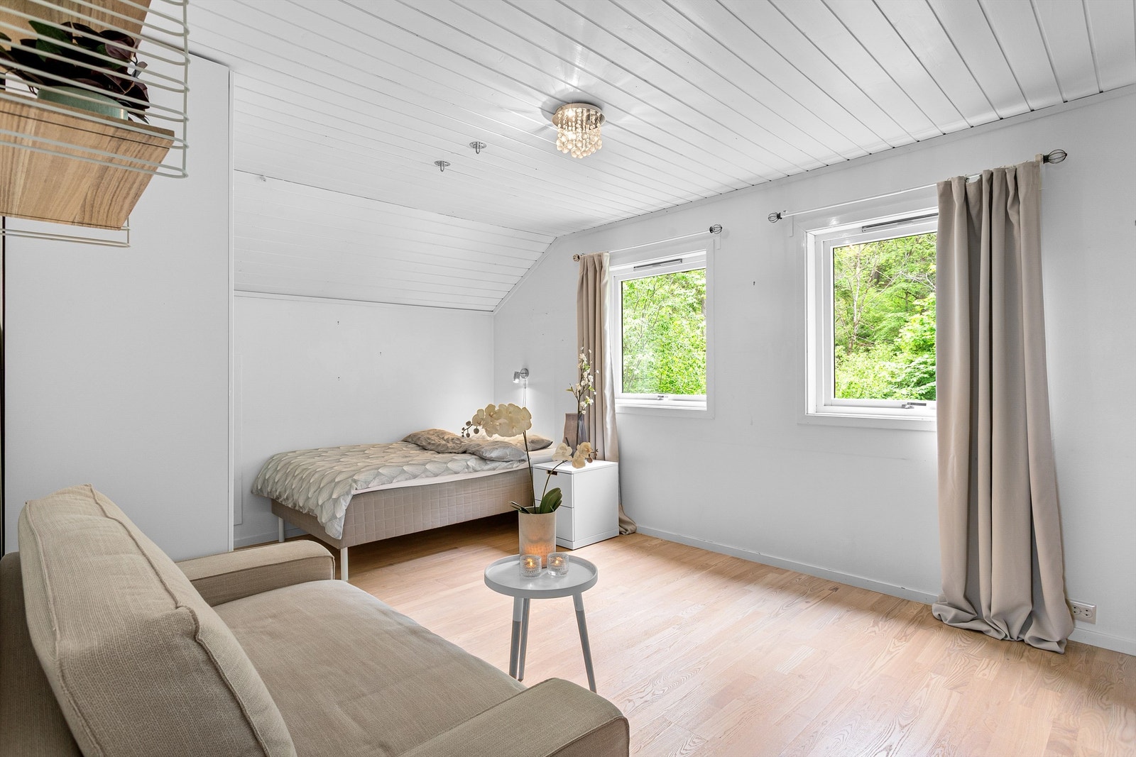 Soverommet i andre etasje er lyst og romslig, med plass til både seng og en liten sittegruppe. Rommet er ikke bruksendret/omsøkt. Galleribilde