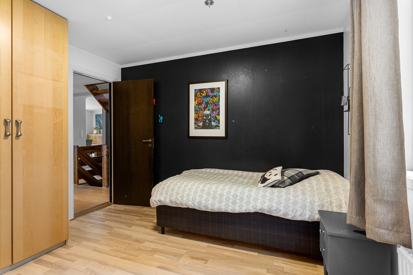 Rommet har god plass til seng og garderobeskap, med adkomst fra gangen. Galleribilde