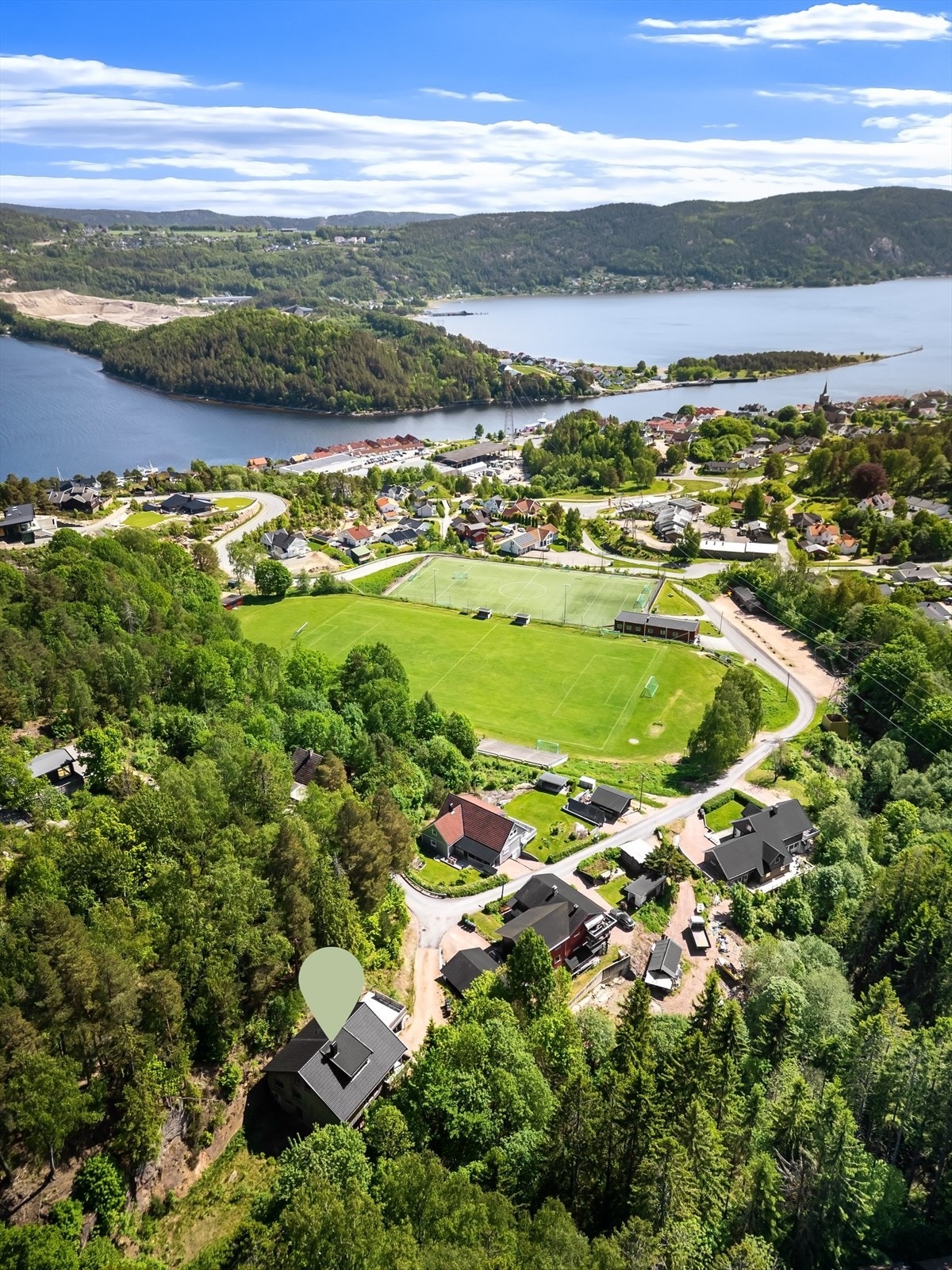 Ca. 1,2-2 km til barneskole, ungdomsskole og barnehager. Galleribilde