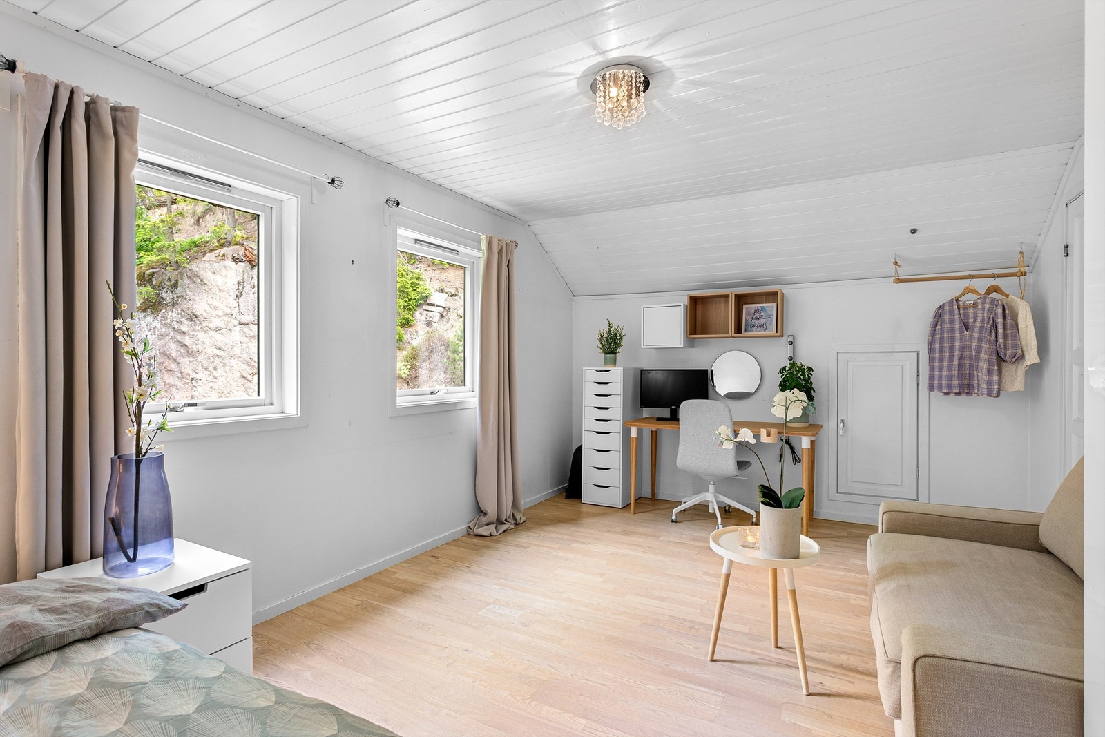 Rommet har også en fin krok for en arbeidsplass, og praktisk tilgang til lagringsplass i knevegg. Rommet er ikke bruksendret/omsøkt. Galleribilde