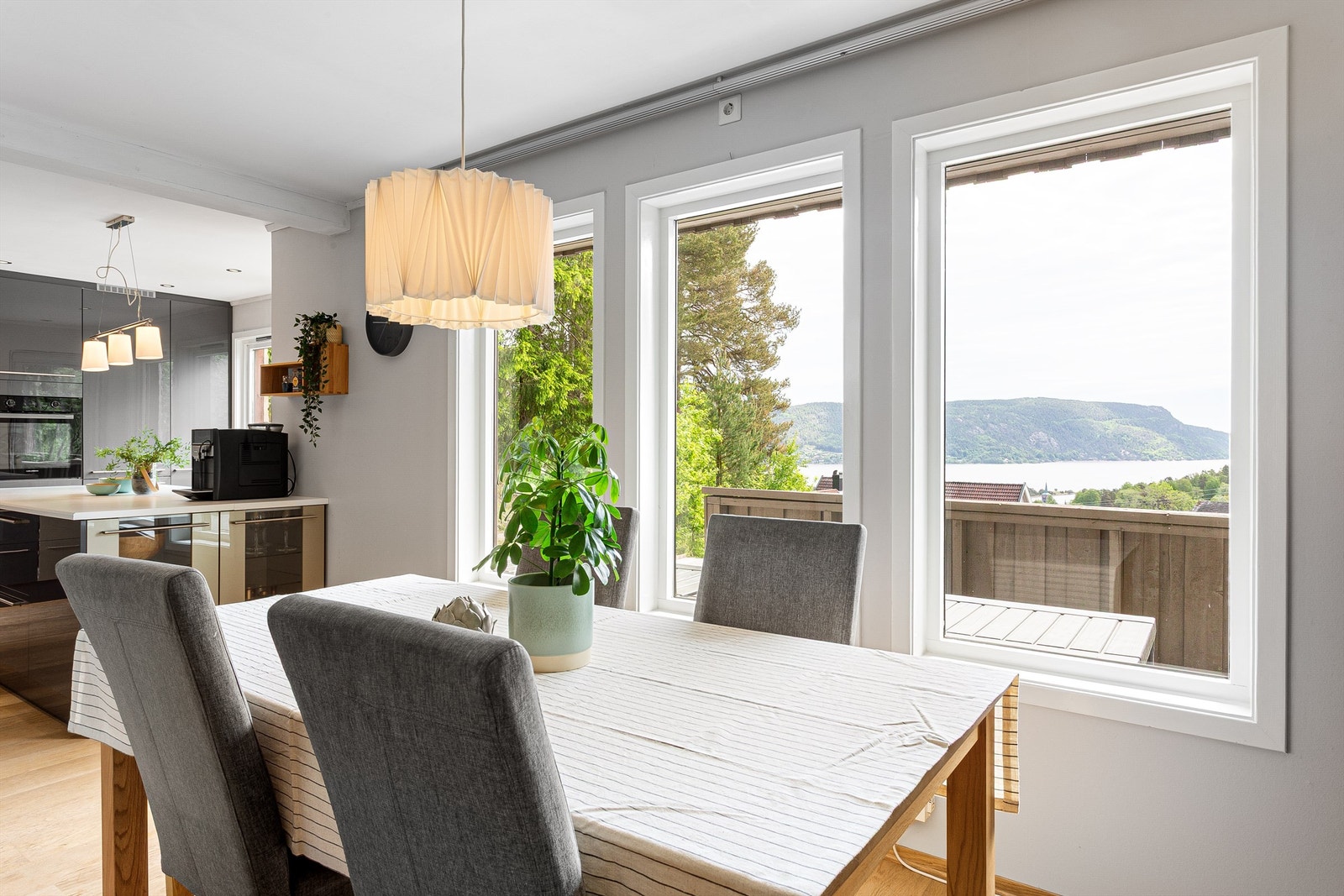 Fra spiseplassen kan man nyte utsikten mot fjorden. Galleribilde