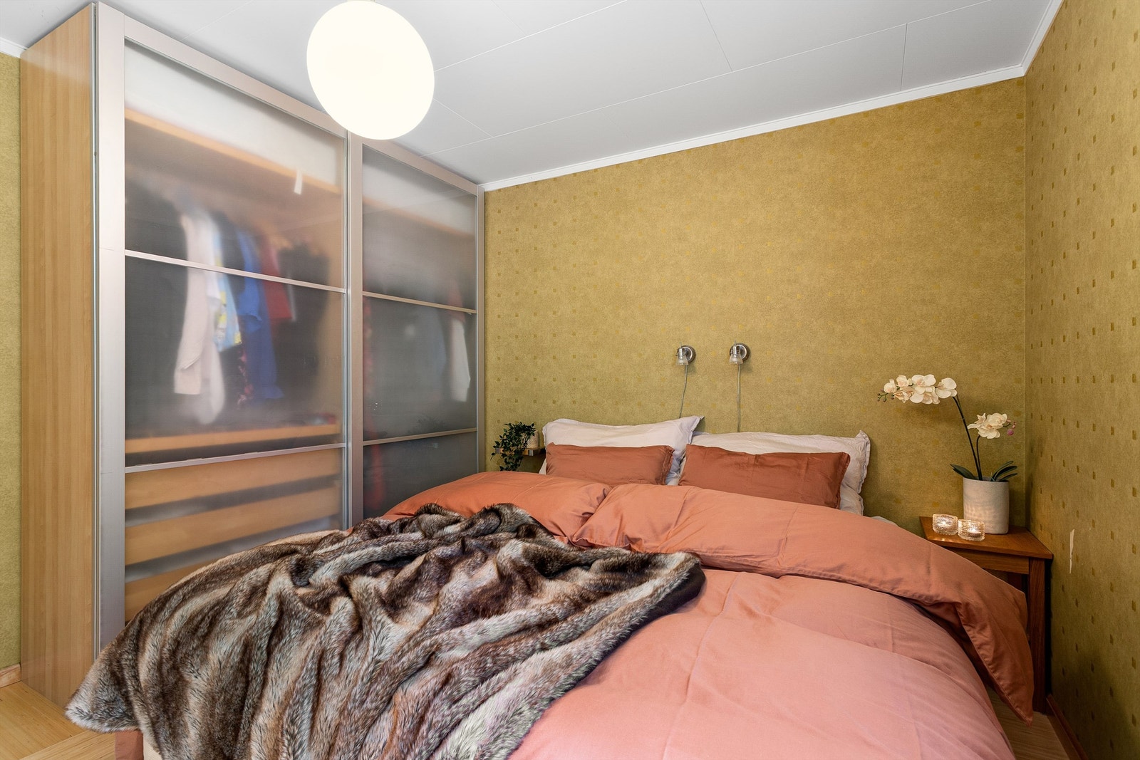 En stor skyvedørsgarderobe gir rikelig med oppbevaringsplass på soverommet. Galleribilde