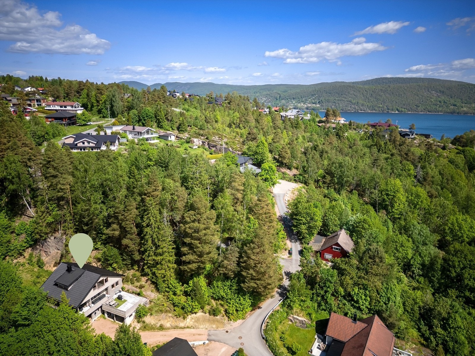 Fantastiske tur- og skimuligheter i marka som er nært beliggende til eiendommen, i tillegg er det lysløype med skiløyper (vinterstid). Galleribilde