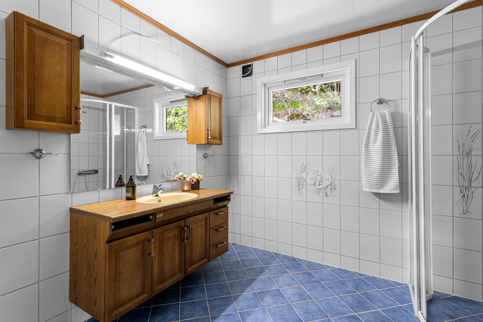 Badet i første etasje er av god størrelse og er utstyrt med baderomsinnredning i tre. Galleribilde