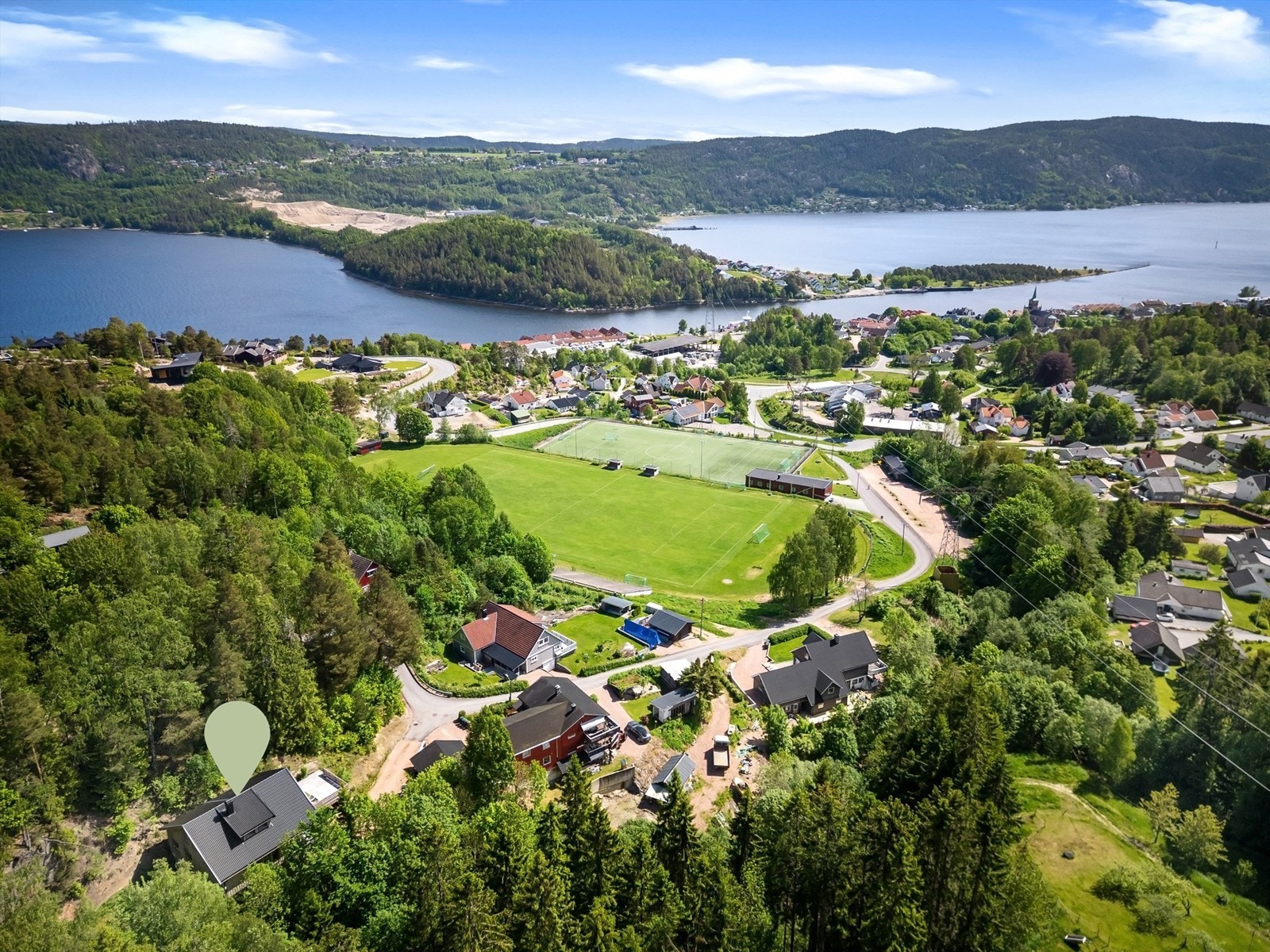 Kort vei til Svelvik sentrum med det meste av butikker, vinmonopol, apotek og servicetilbud. Galleribilde