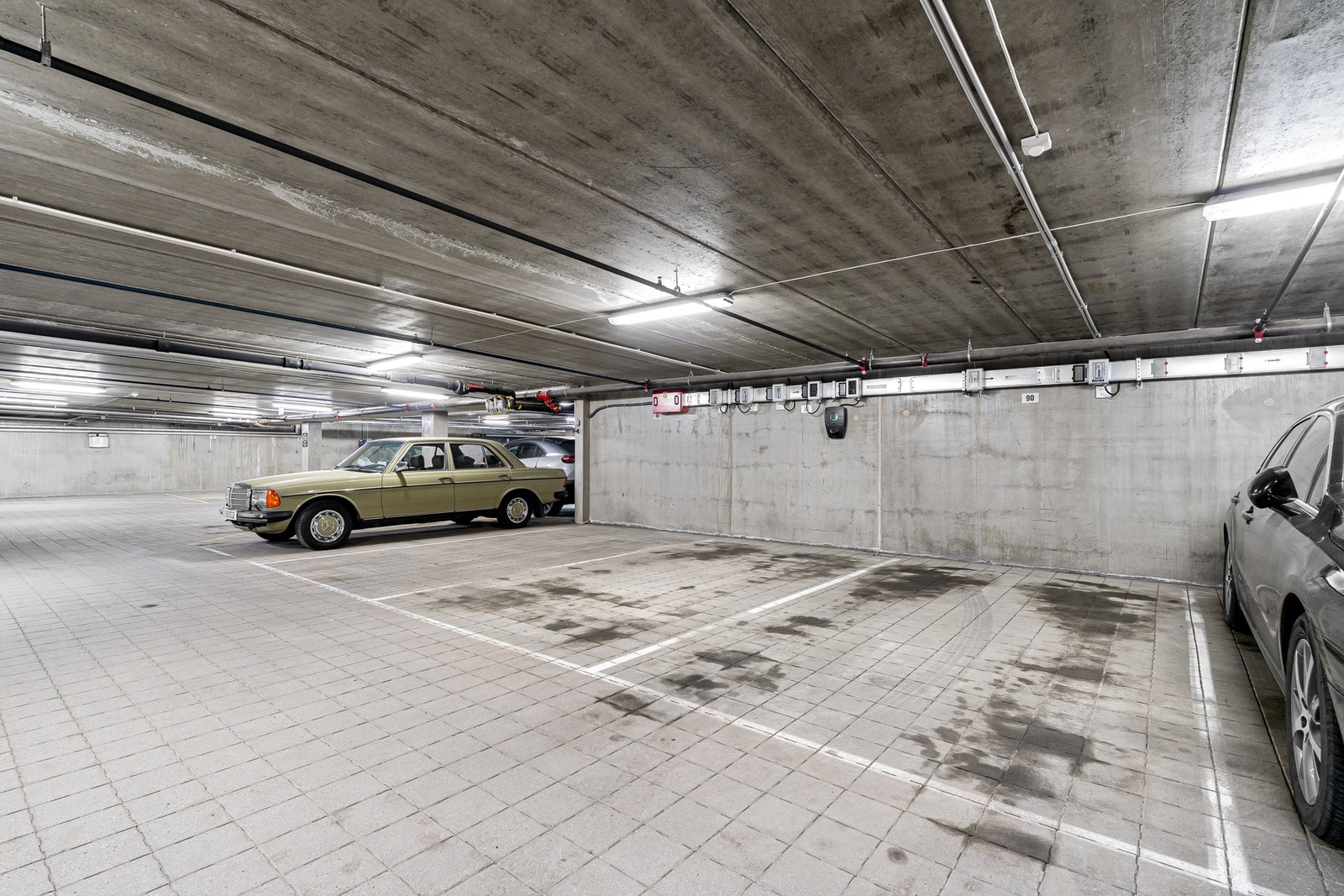 Det medfølger 1 fast parkeringsplass i byggets felles kjeller. Galleribilde
