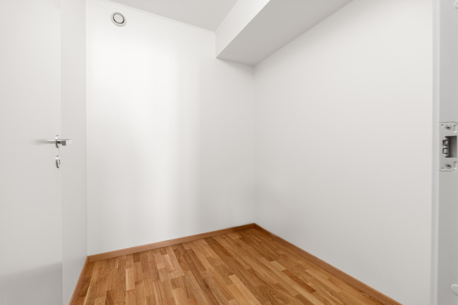 Fra soverommet har du inngang til et walk-in-closet. Galleribilde