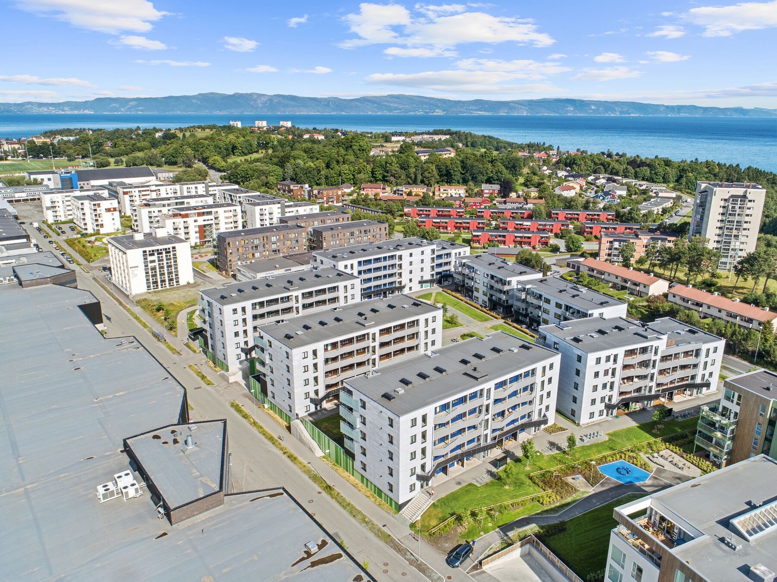 Oversiktsbilde over nabolaget, her bor du tett på Trondheimsfjorden i et hyggelig nabolag. Galleribilde