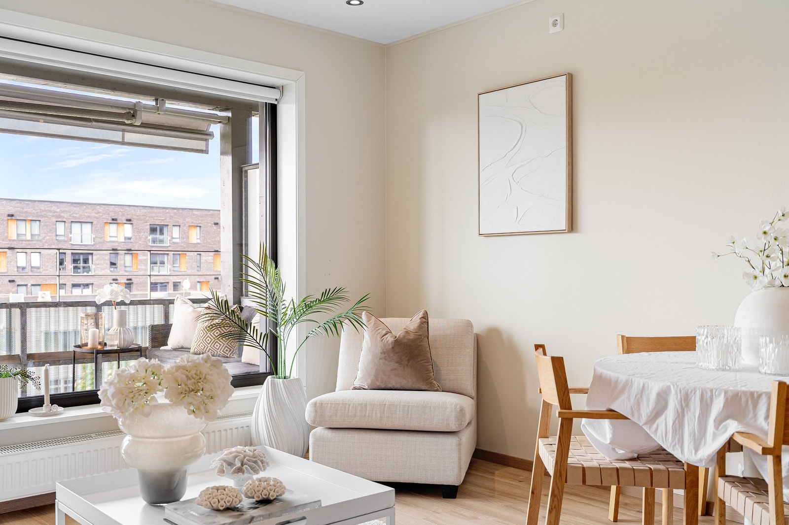 Stuen har et moderne utrykk med store vinduer og lysflater. Fra stuen har du adkomst til balkongen. Galleribilde