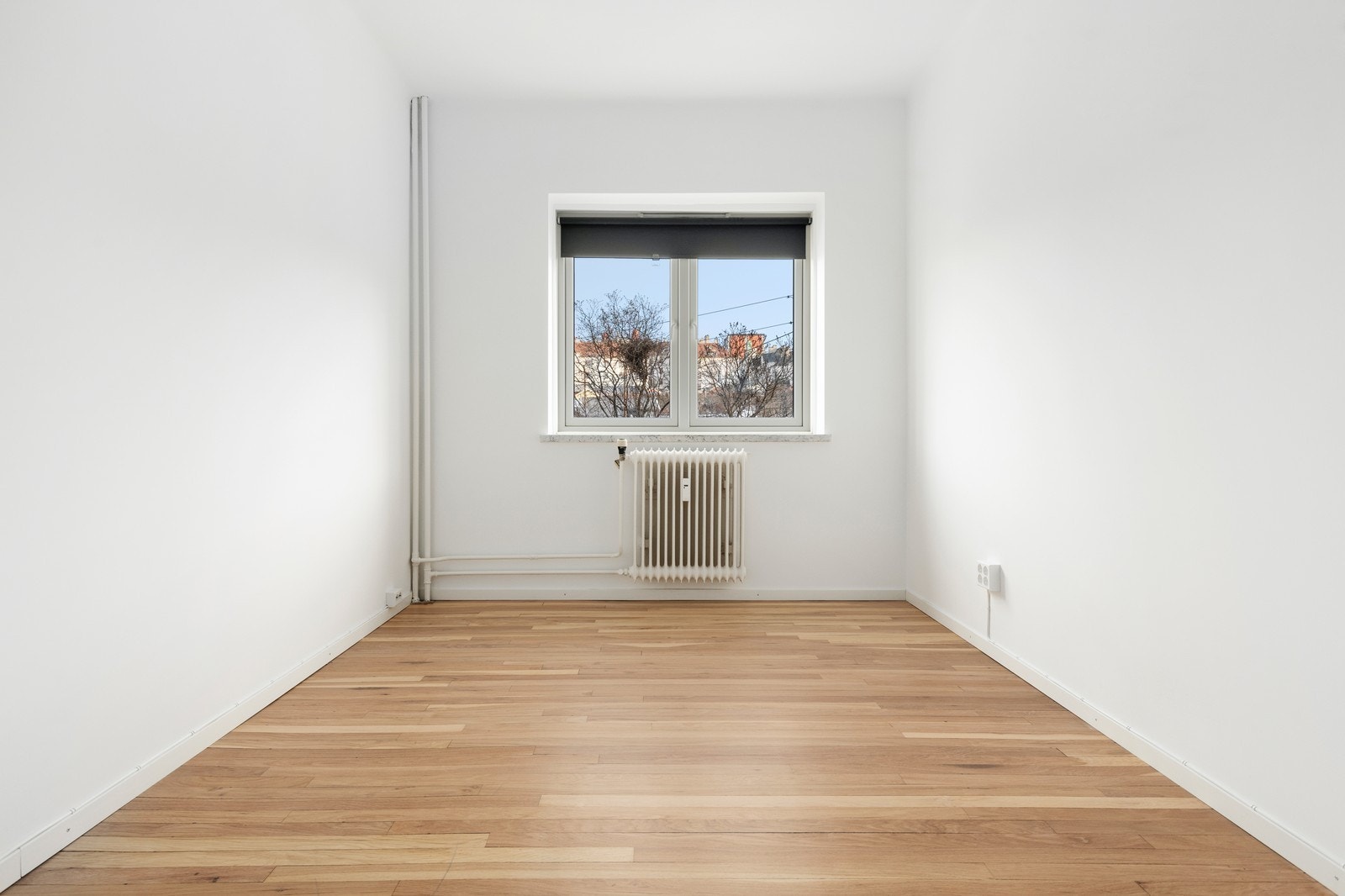 Soverom med originale treboer på gulv og god plass til seng og garderobeskap Galleribilde