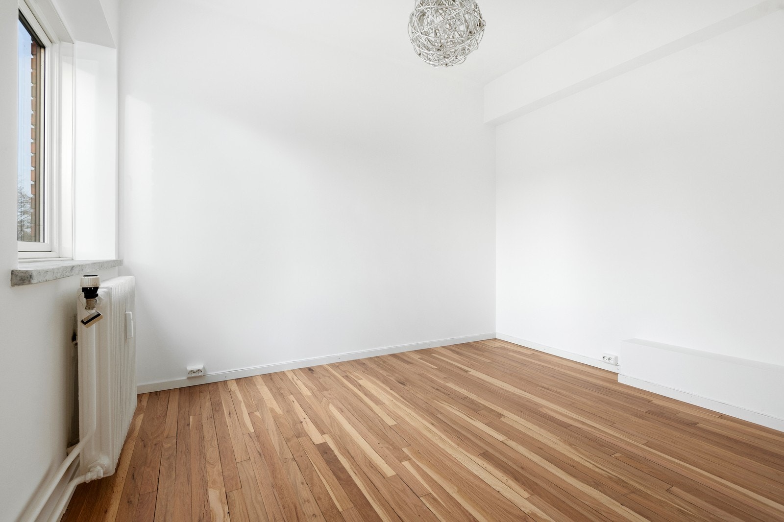 Romslig hovedsoverom med plass til seng og garderobeskap Galleribilde