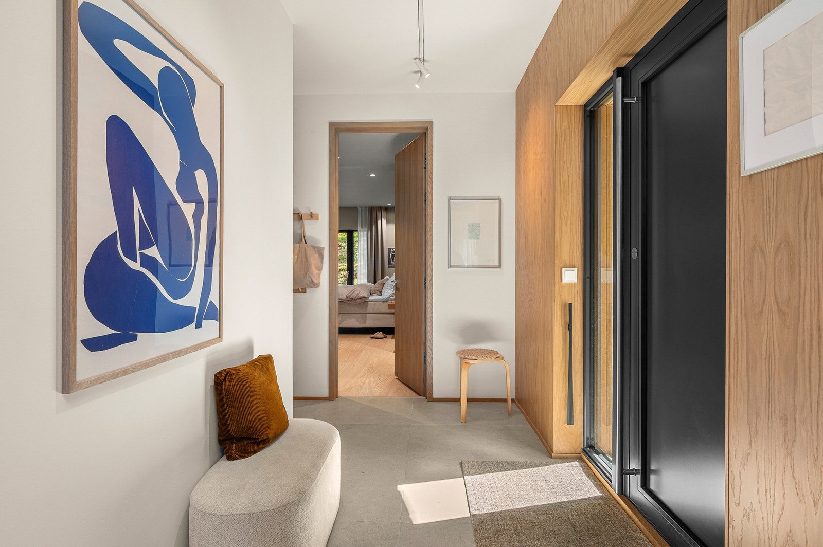 Lekker entré med eikekledde vegger og store fliser med gulvvarme. Galleribilde