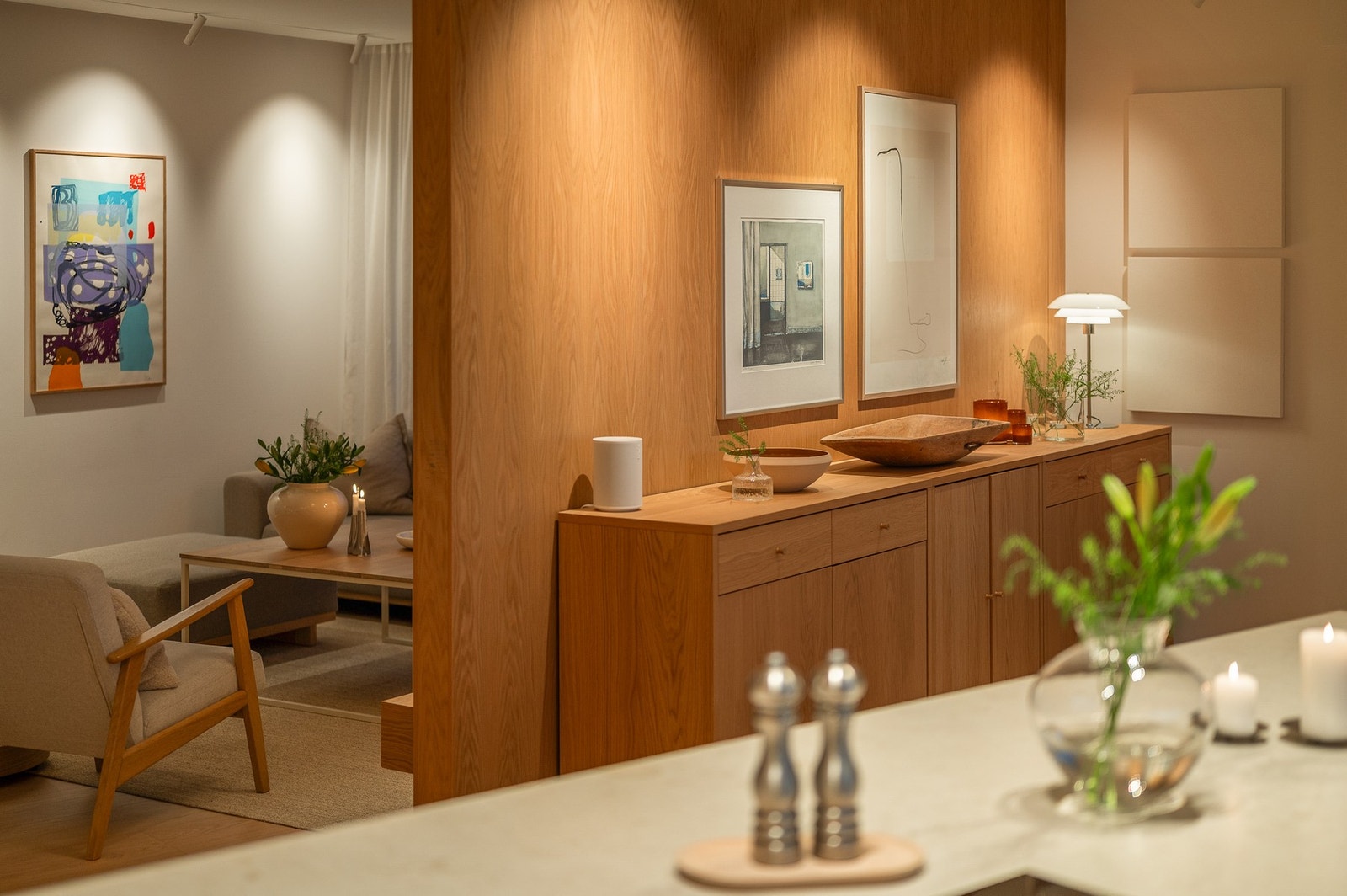Husets rene og stramme linjer mykes opp av interiøret, og design og kvalitet i materialene gjør at dette fremstår som et smykke i seg selv. Galleribilde