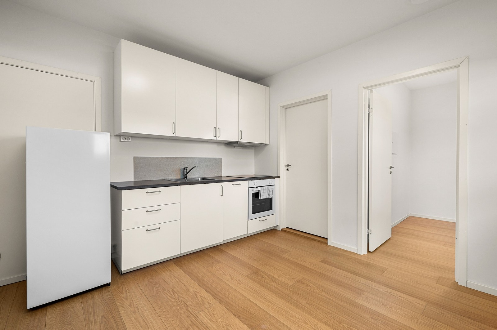 Hyblene har skjermet inngang fra baksiden av huset. Den ene er godkjent som del av hoveddelen med treningsrom, bod og bad. Arealet er ikke bruksendret. Galleribilde