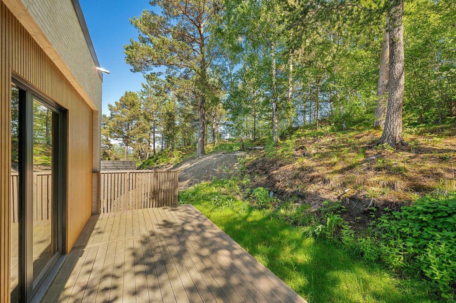 Hovedsoverommet ligger i skjermede og private omgivelser, med markterrasse rett utenfor. Galleribilde