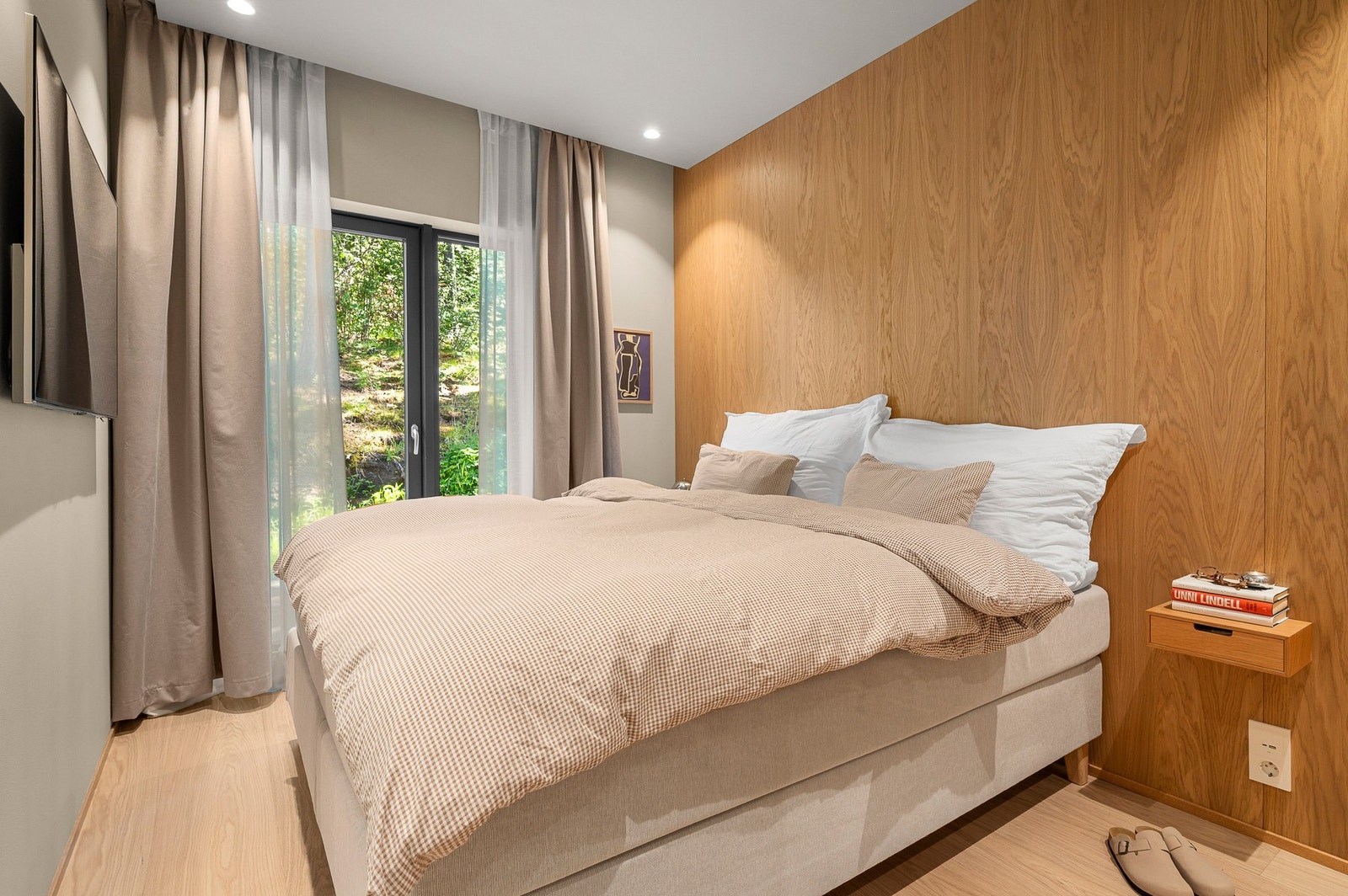 En suiteløsning innerst i boligen har soverom, privat bad og garderoberom. Galleribilde
