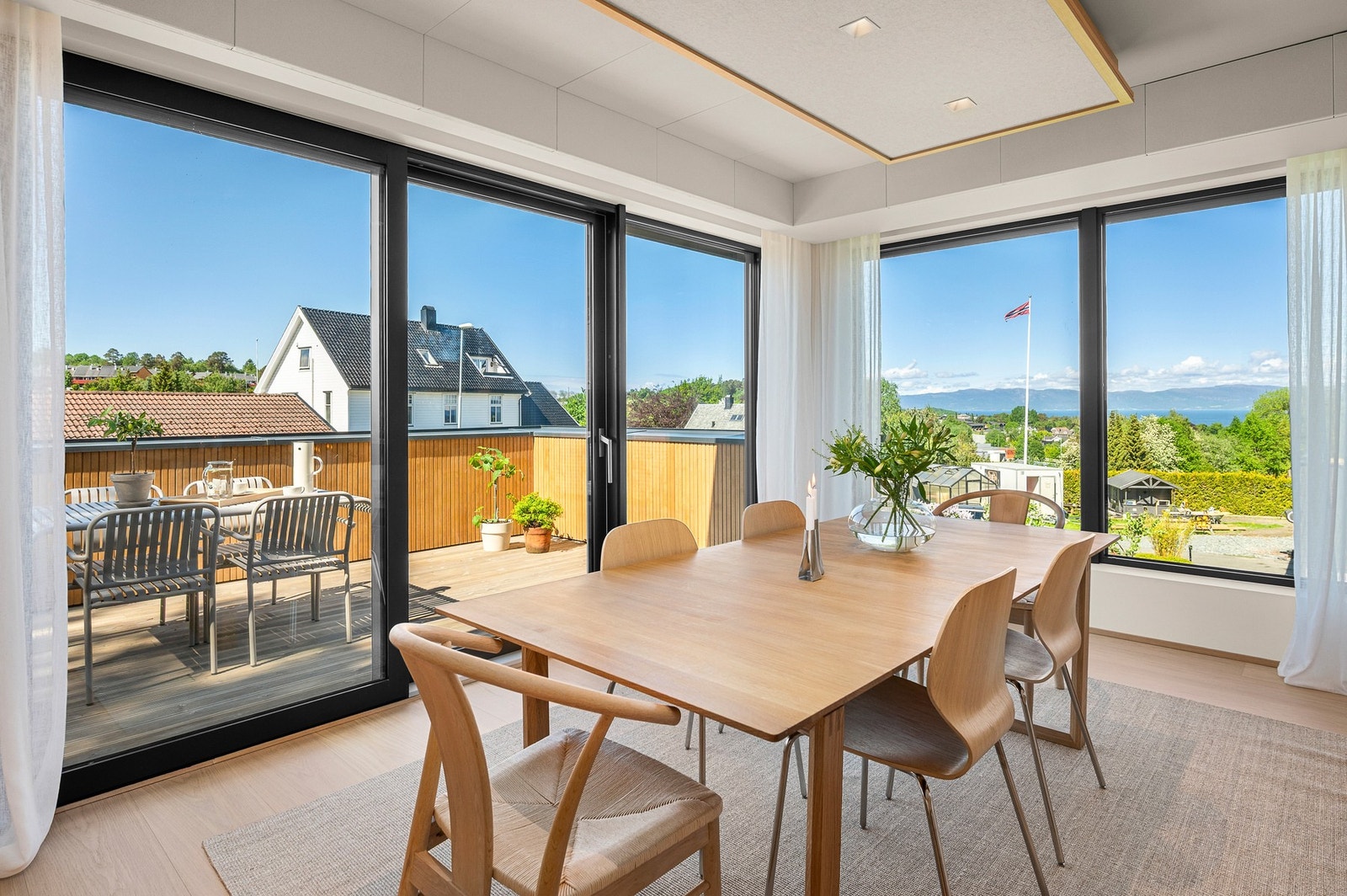Løsningen fungerer både som et arkitektonisk blikkfang og bidrar til et behagelig lydmiljø i oppholdsrommet. Galleribilde