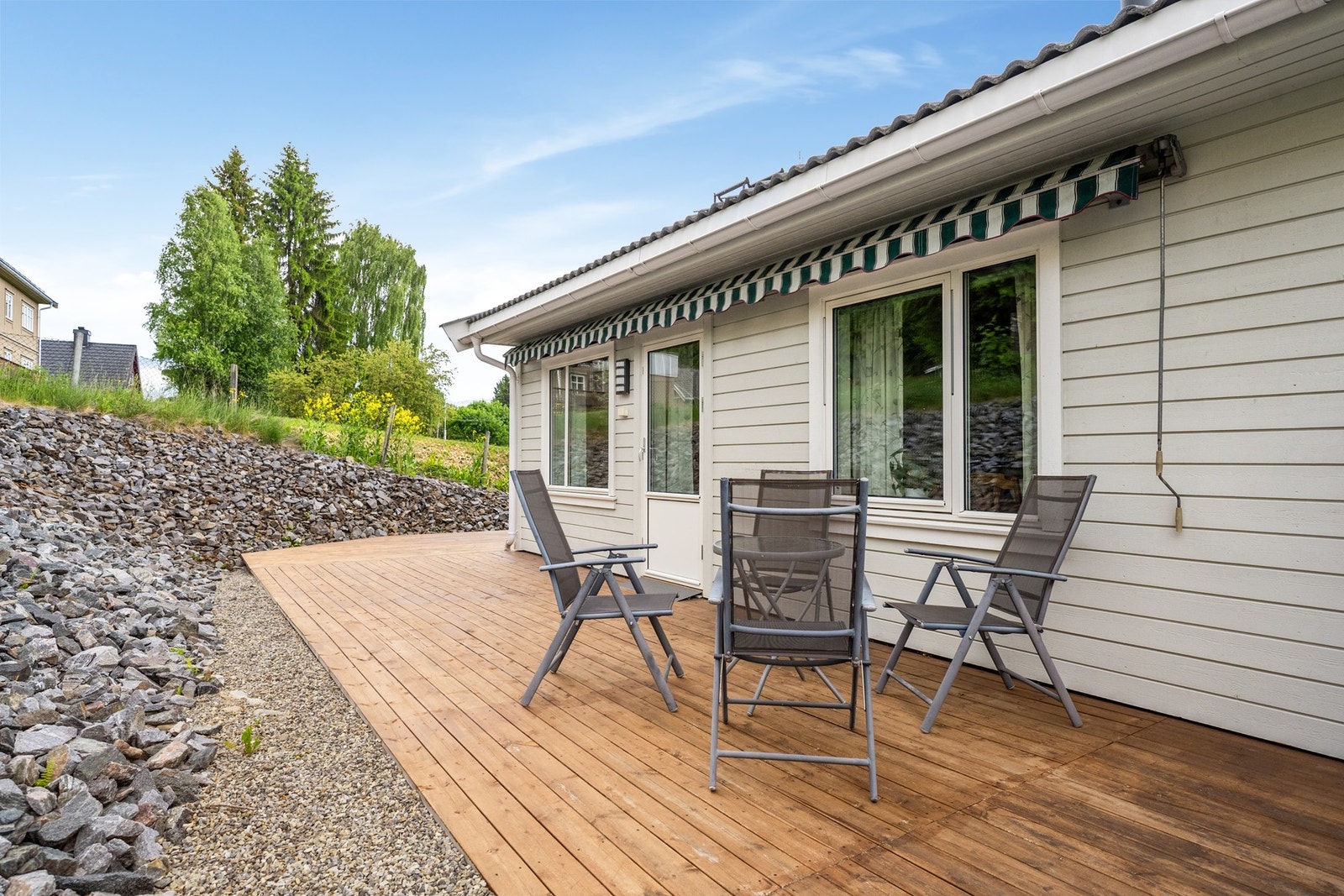 Stor terrassemarkise over terrassen - her kan du nyte late sommerdager i solveggen Galleribilde