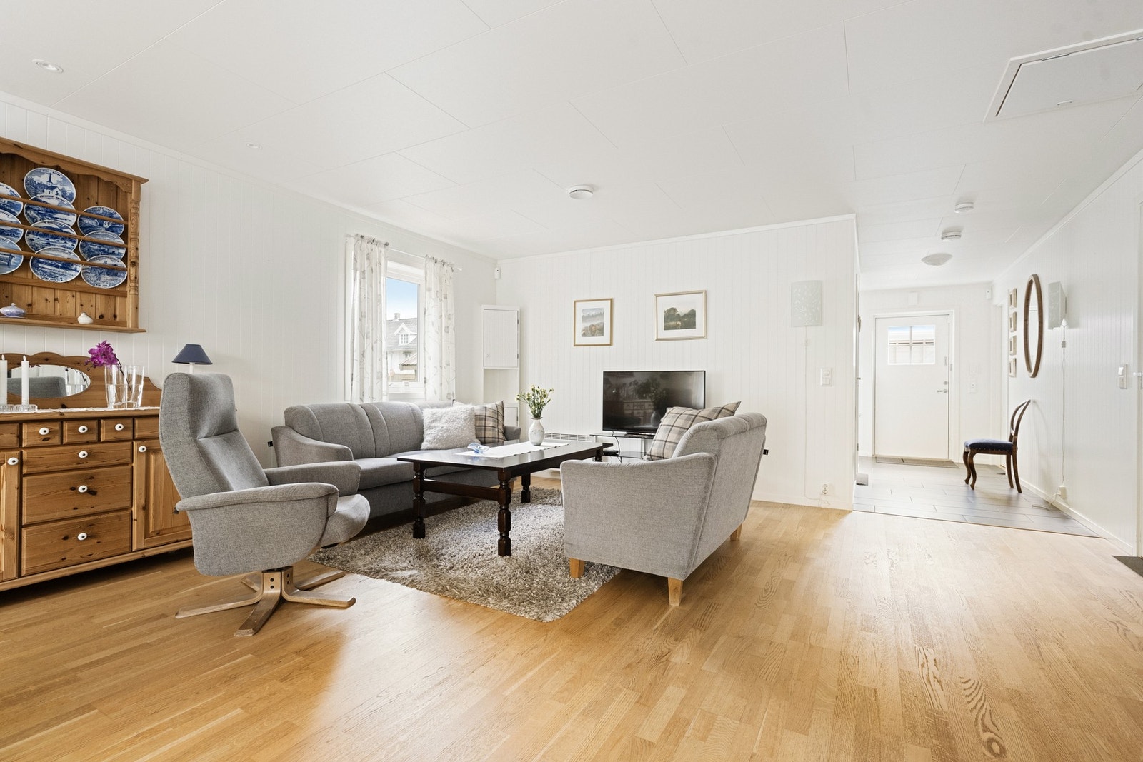 God plass for sofa- og spisestuemøblement Galleribilde