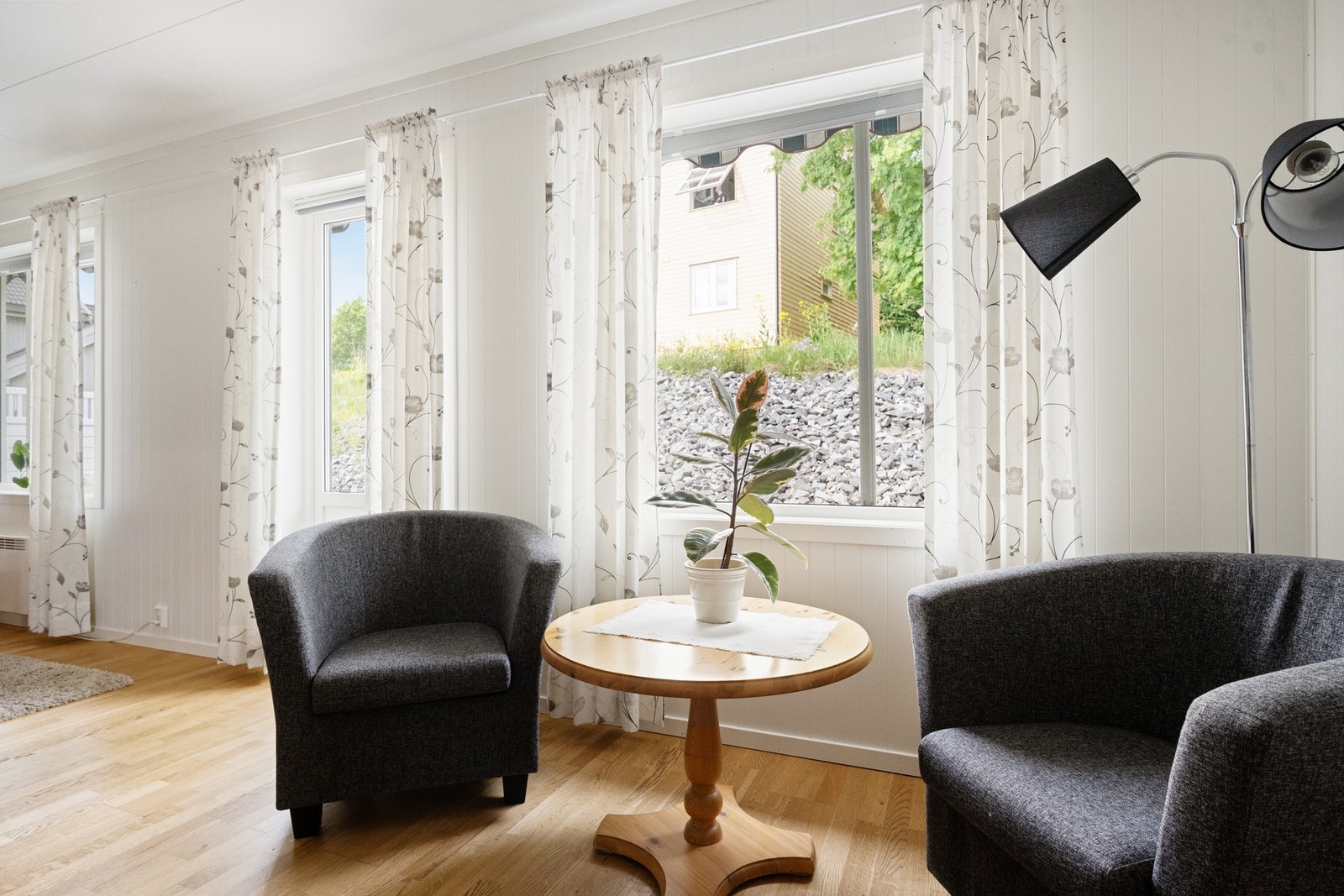 Fra stua er det utgang til stor terrasse Galleribilde
