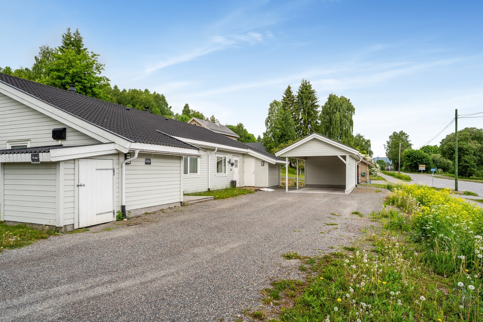 Biloppstillingsplass for flere biler ved leiligheten Galleribilde