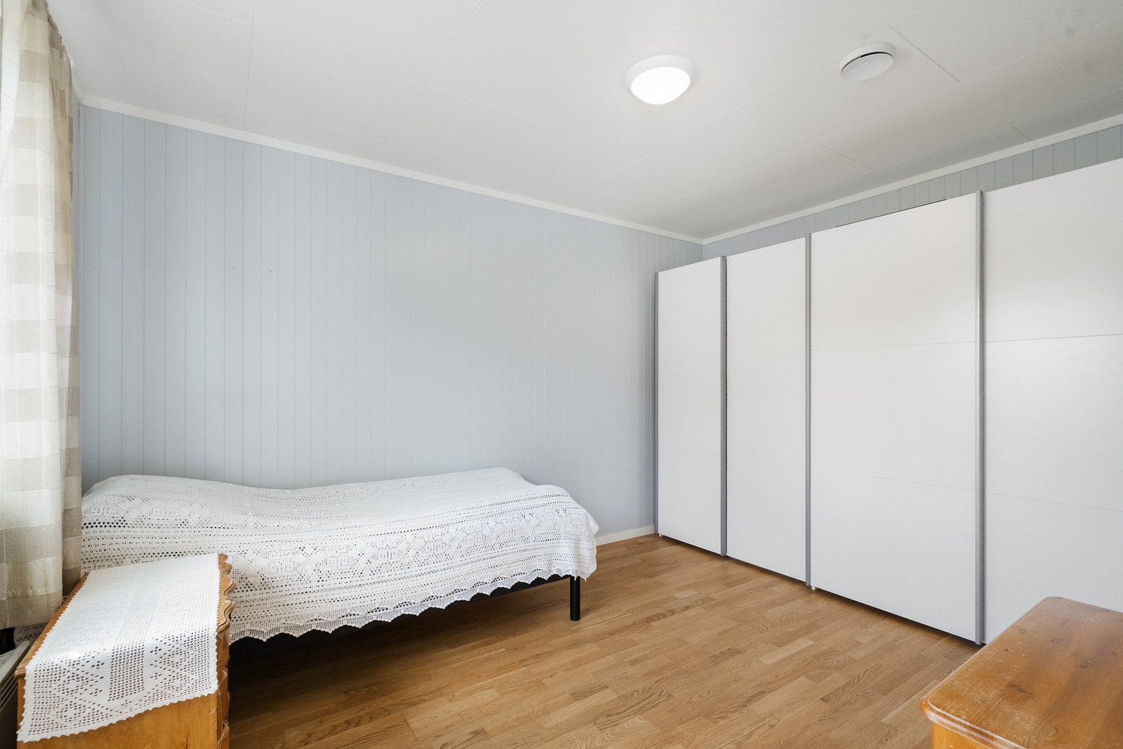 Stort hovedsoverom med skyvedørsgarderobe Galleribilde