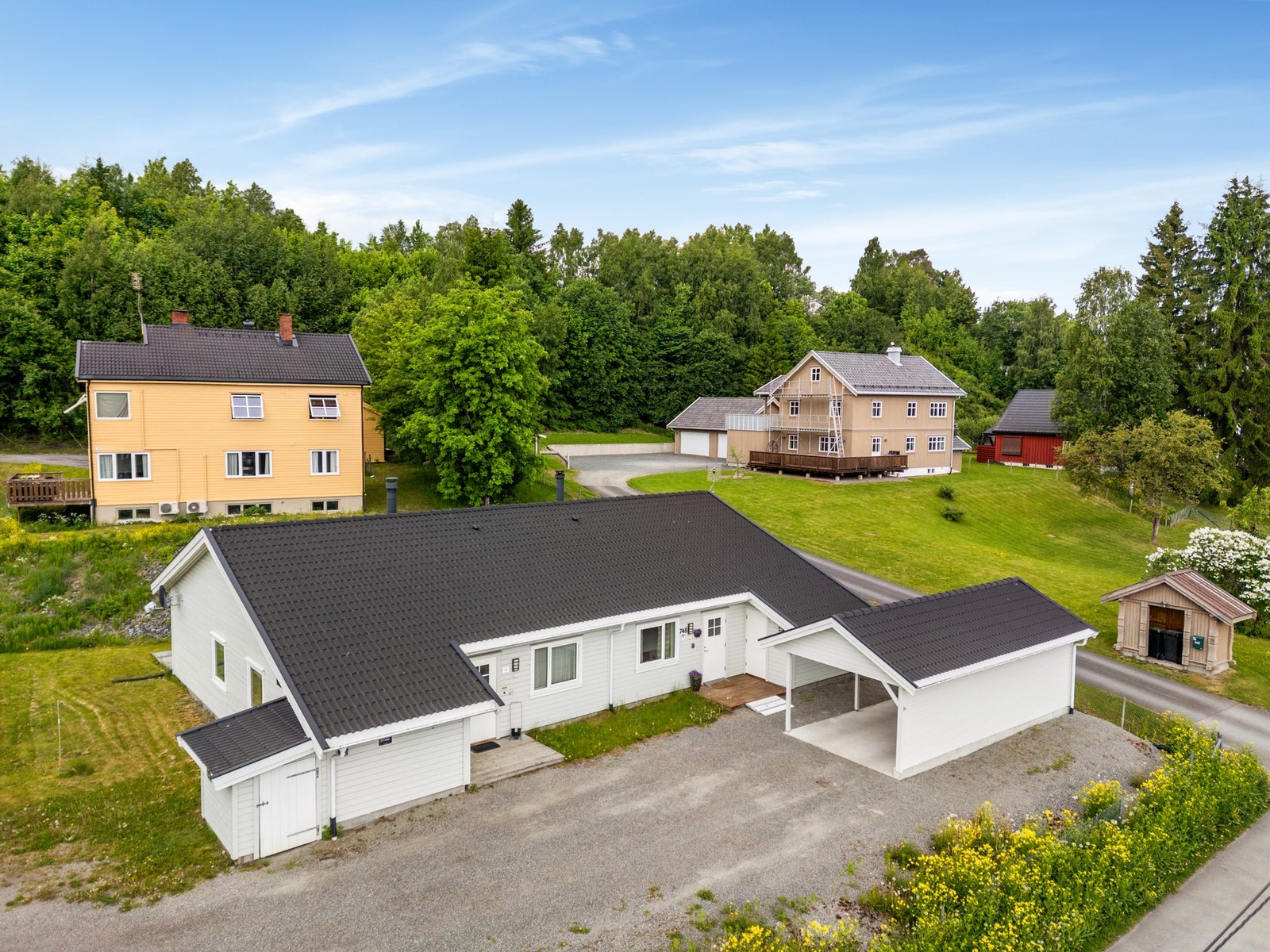 Halvpart av tomannsbolig oppført 2017 i regi av Boligpartner AS. Carport med bod oppført senere. Galleribilde