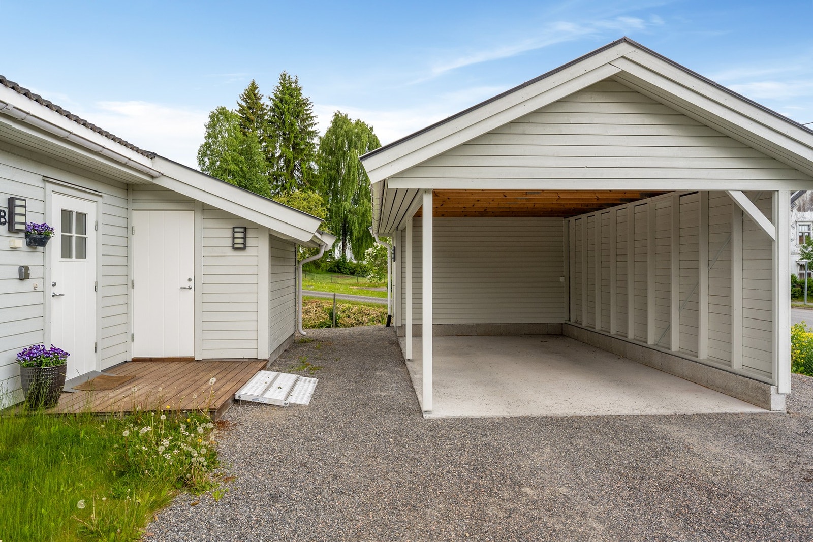 Bod ved inngangsparti og i bakkant av carporten Galleribilde