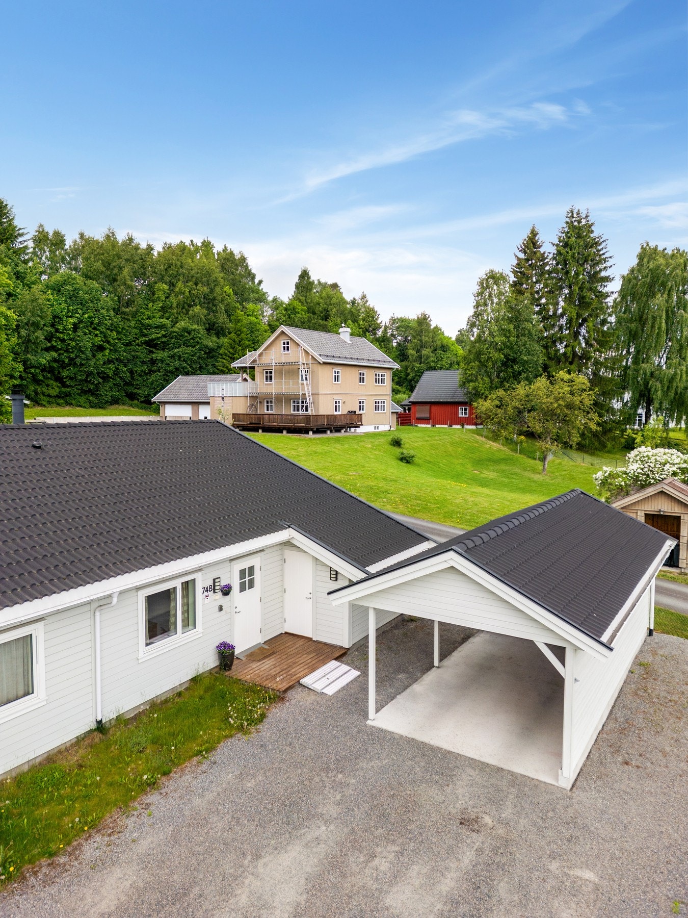 Romslig carport med utvendig bod i bakkant Galleribilde