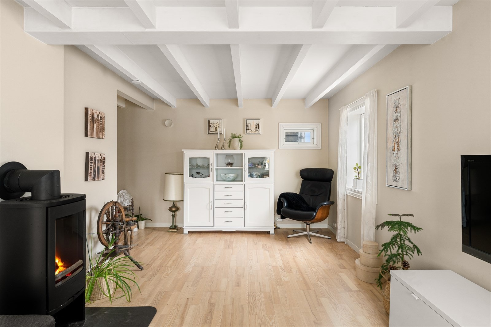 Godt med veggplass for reoler, kommoder og møblering. Plass til to gode soner eksempelvis dagligstue og godstoler eller lounge. Galleribilde