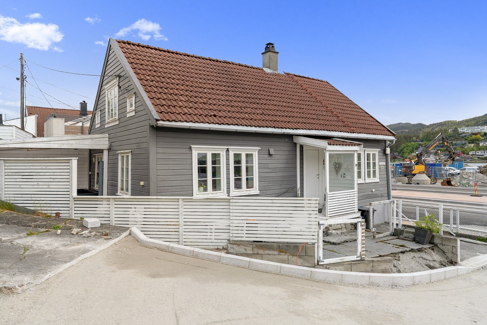 Miljøgate og omkringliggende er under betydelig oppgadering. Her blir det et svært flott miljø. Helrenovert, liten enebolig i miljøgate under oppføring. Over gaten bygges nytt prosjekt m/strand, sauna, volleyballbaner og park. Galleribilde