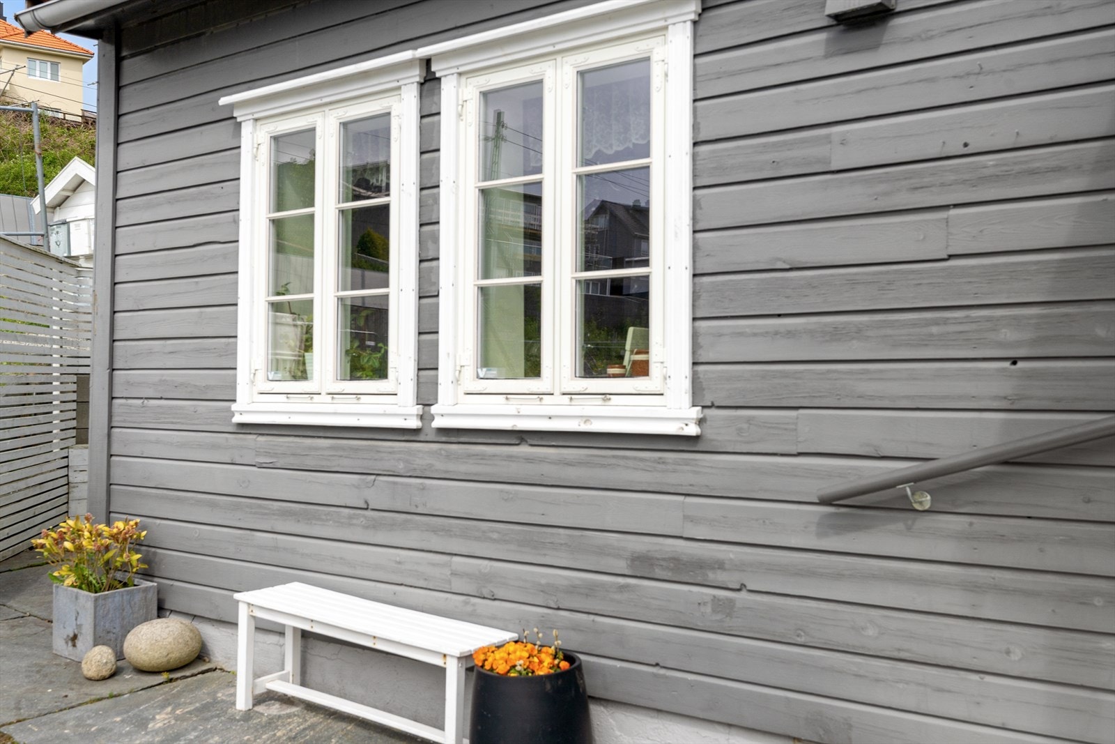 Koselig liten enebolig med egen uteplass. Plass til en mini-elbil i gårdsrom. Rogaland Fylkeskommune skal tilbakeføre deler av tomten som støytiltak m.m. Galleribilde