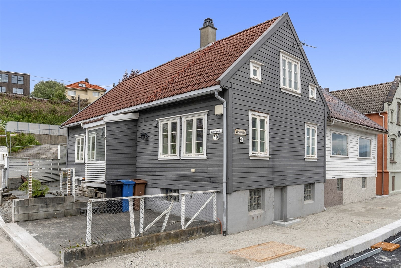 Dan Chruickshank presenterer: Helrenovert, liten enebolig i miljøgate under oppføring. Over gaten bygges nytt prosjekt m/strand, sauna, volleyballbaner og park. Galleribilde