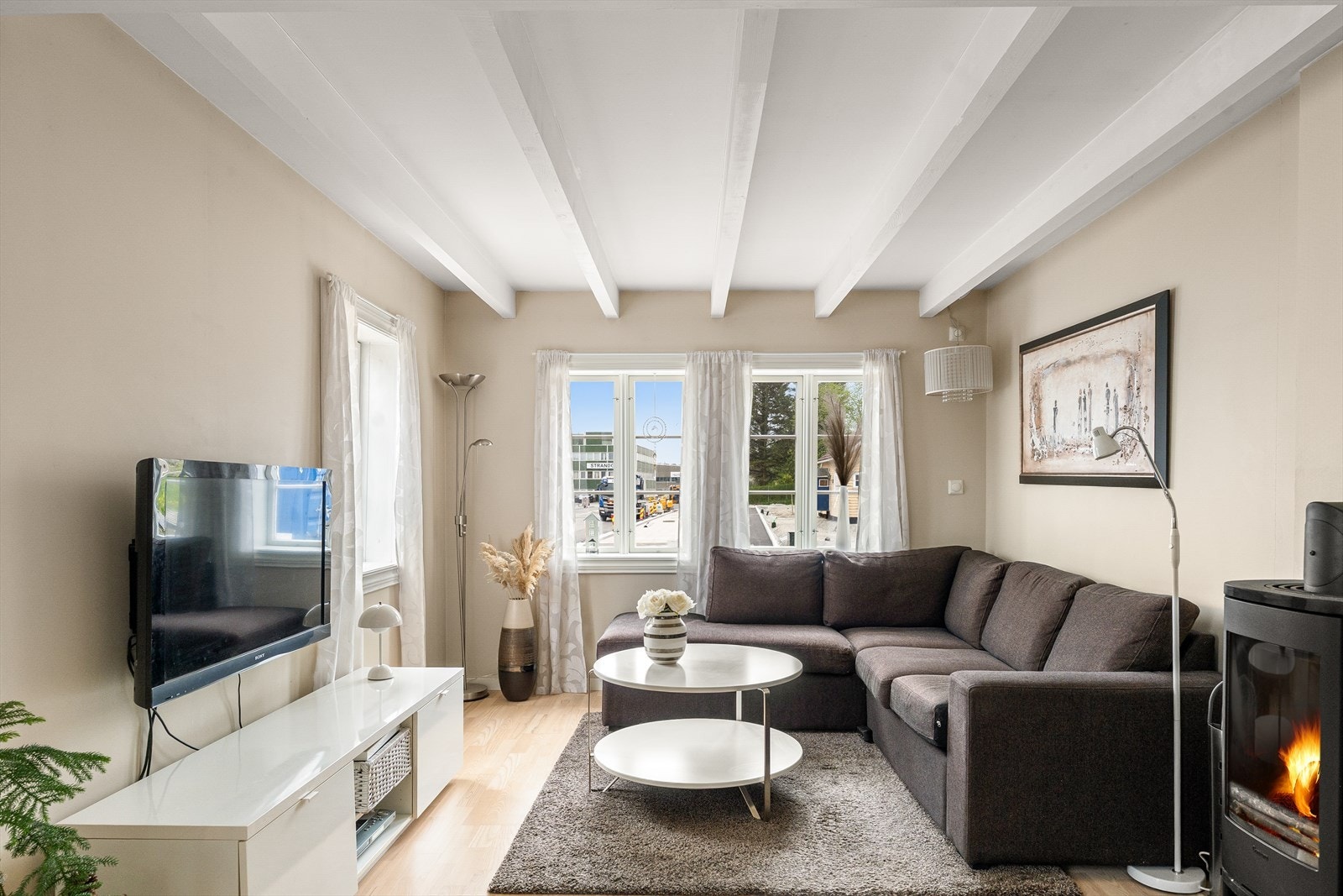 Moderne peisovn for ekstra varme og kos. Stuen har plass til flere soner møblering. Galleribilde