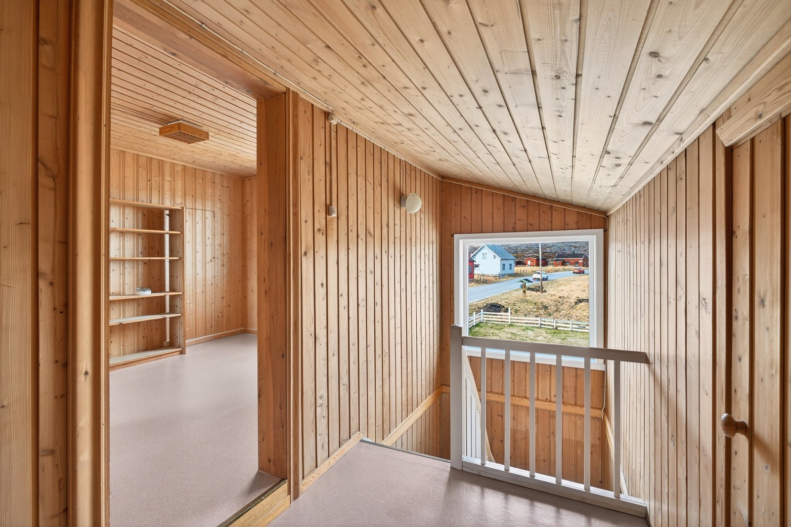 Trapperommet på loftet har trepanel i himling og på vegger. Galleribilde