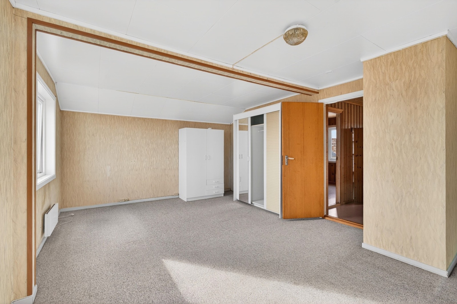 Loftsetasjen inneholder flere romslige rom med ulike overflater. Galleribilde