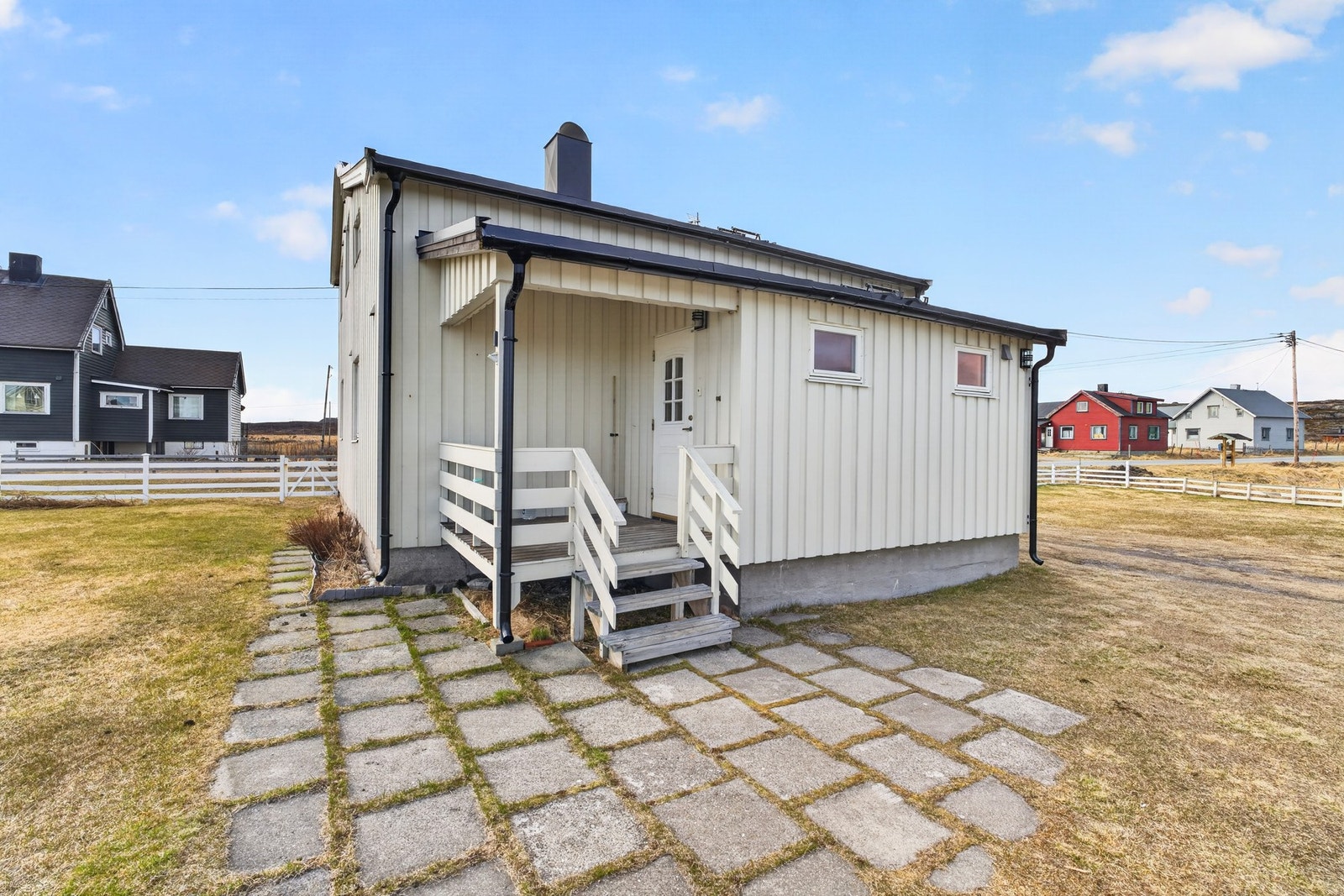 Eiendommen ligger i et landlig og kystnært område, delvis inngjerdet og med steinbelagt inngangsparti. Galleribilde