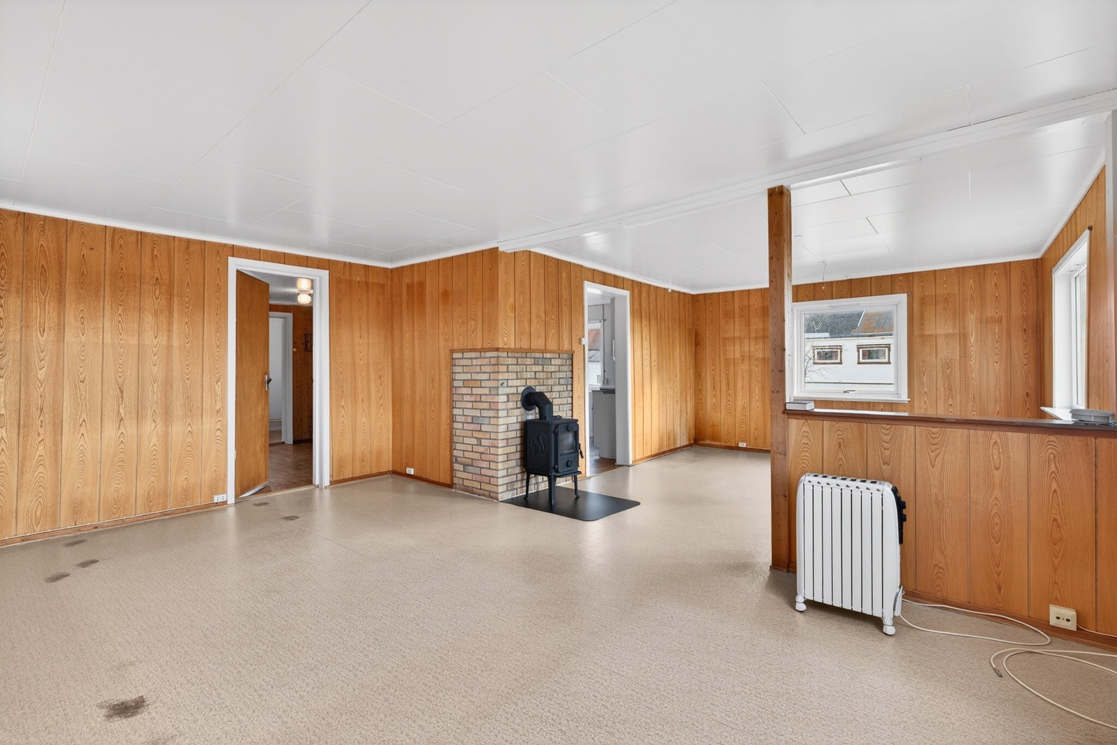 Romslig oppholdsrom med plass til flere sosiale soner. Galleribilde
