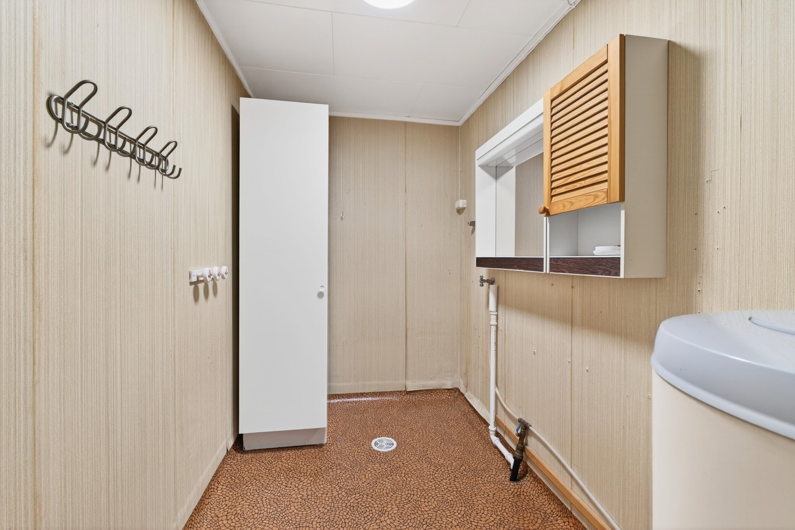 Praktisk vaskerom med opplegg for vaskemaskin. Her er også boligens varmtvannsbereder fra 2007 plassert. Galleribilde