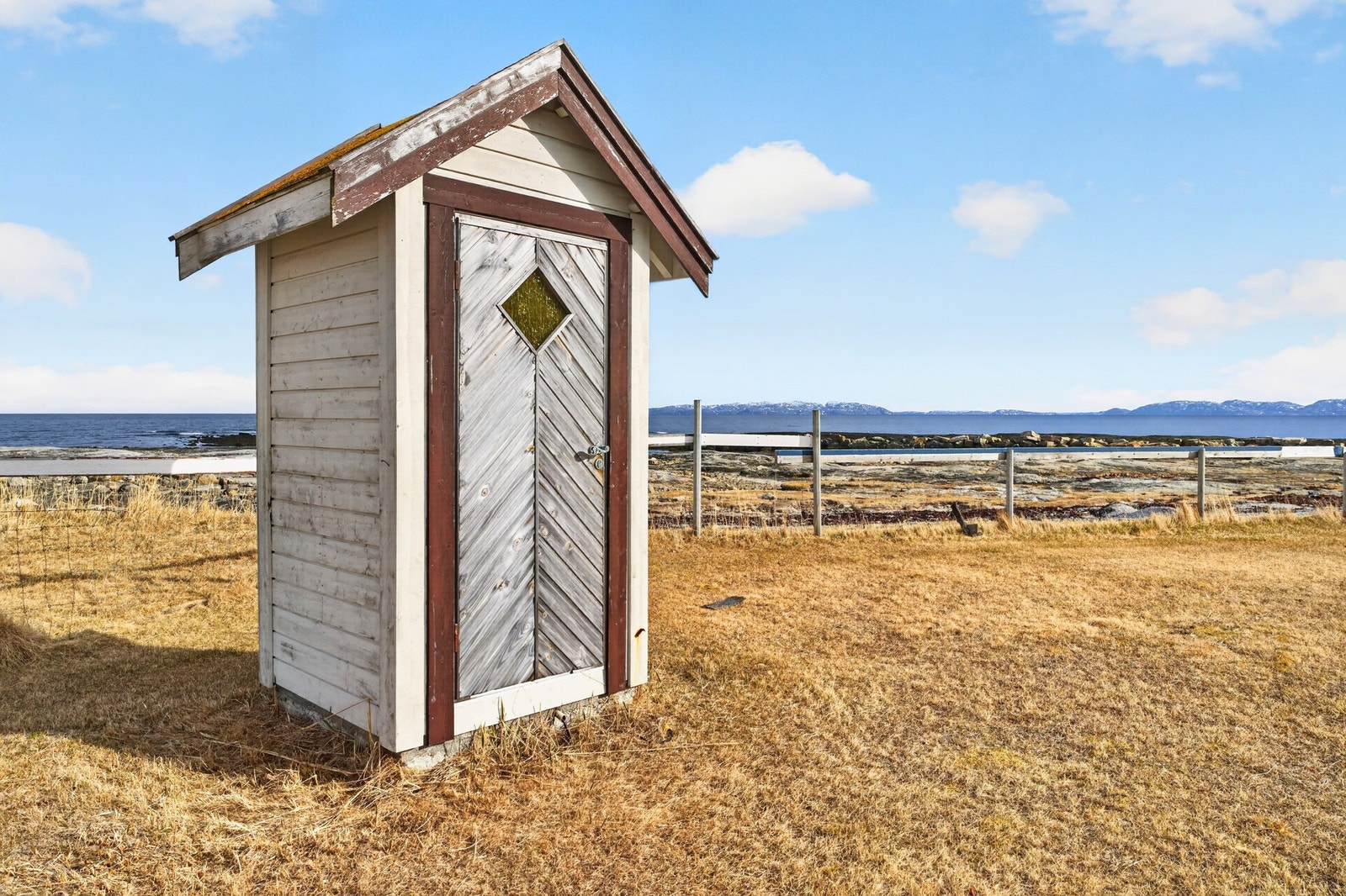 På eiendommen står et lite uthus som har vært benyttet som røykeri. Galleribilde