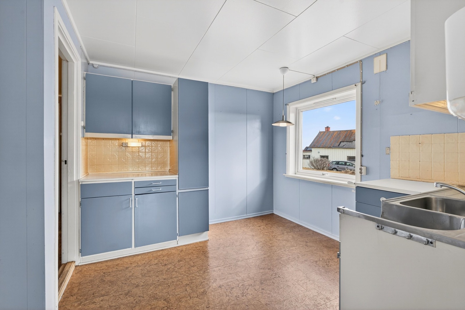 Innredningen har folierte skrog og fronter, med overskap for oppbevaring. Galleribilde