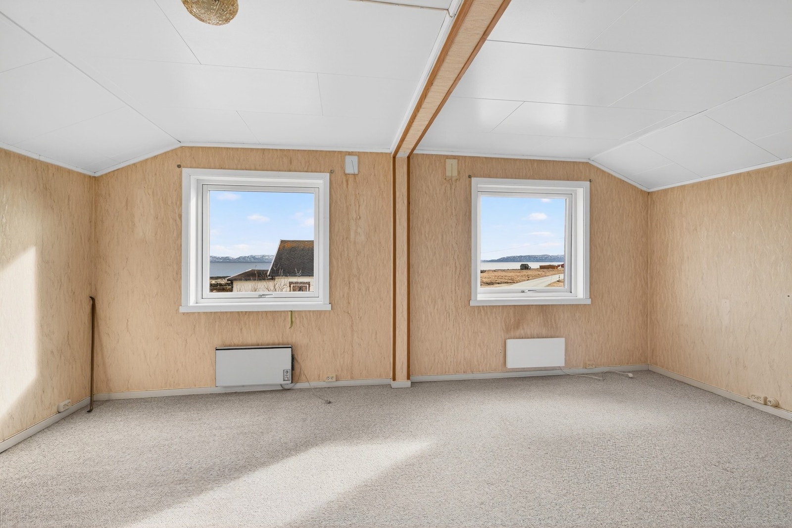 Fra loftsetasjen er det utsikt mot nærområdet og sjøen. Galleribilde