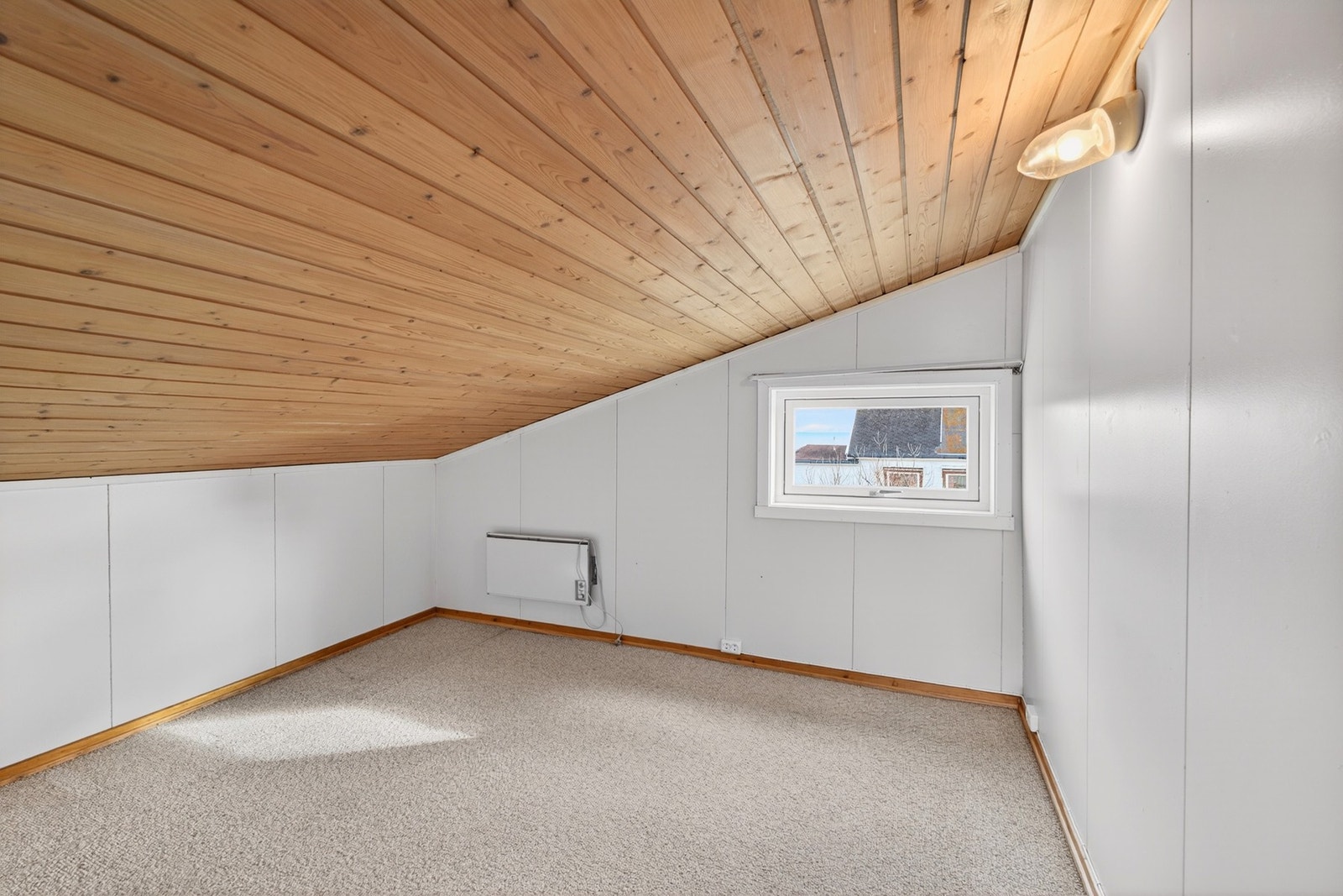 Deler av loftsetasjen har skråtak, noe som gir en lavere takhøyde i deler av arealet. Galleribilde