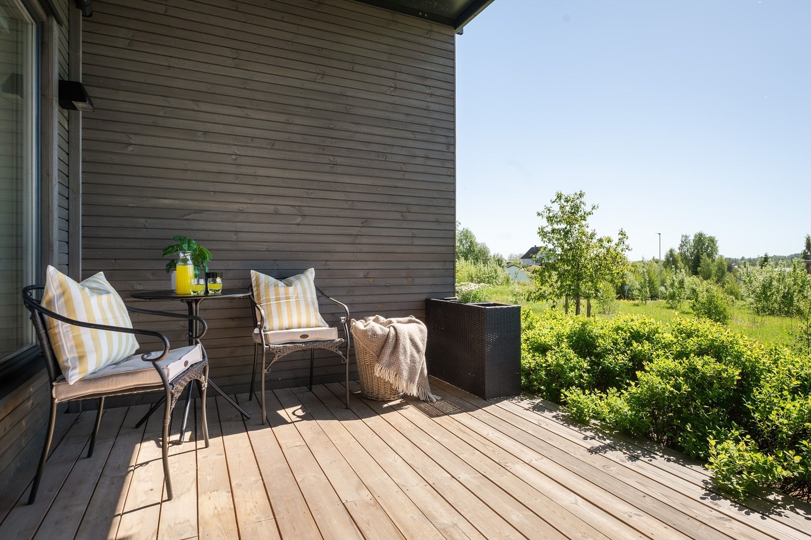 Romslig terrasse utenfor stua Galleribilde