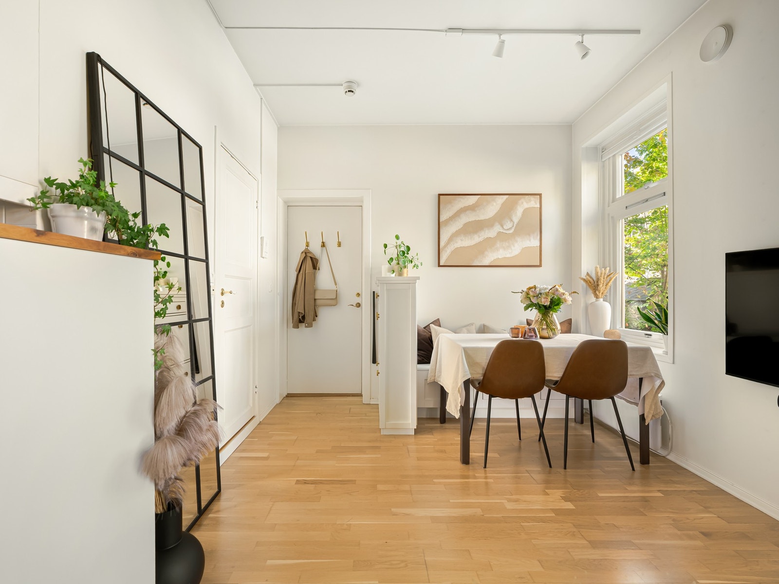 Her er det hyggelig å invitere venner og familie til et godt måltid, og med en like hyggelig utsikt mot grønn bakgård! Galleribilde
